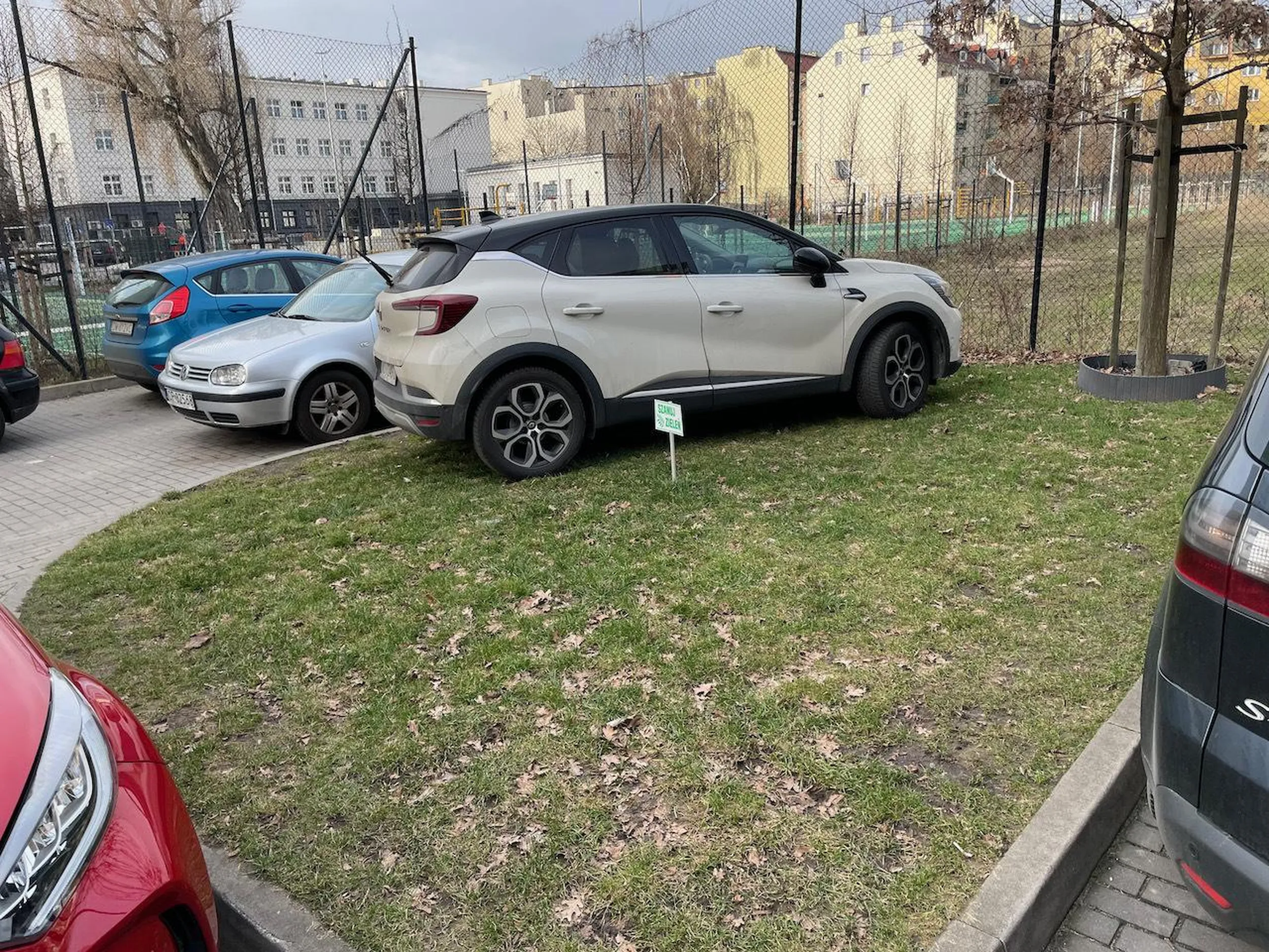 Pajac rozjeżdża nam trawniki na terenie naszej wspólnoty mieszkaniowe (Wrocław ul Sienkiewicza). Poszło zgłoszenie online do Straży Miejskiej, będzie mandacik bo na osiedlu mamy ustawiony znak strefy zamieszkania