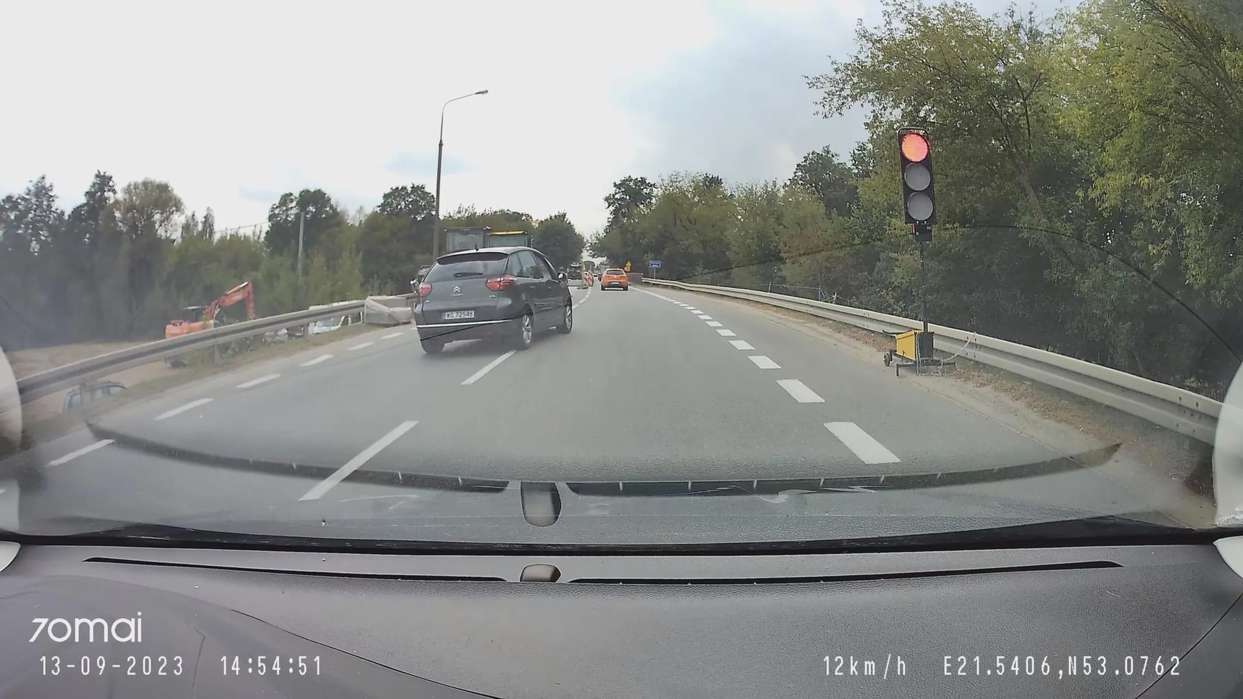 Gość ominął całą kolumnę stojących aut i pojechał sobie na czerwonym. Jako, że cwaniactwa nie lubię to film z przejazdem zgłosiłem na policję i wysłałem na stop cham. Prawidłowa data to 12.09, a nie 13.09.