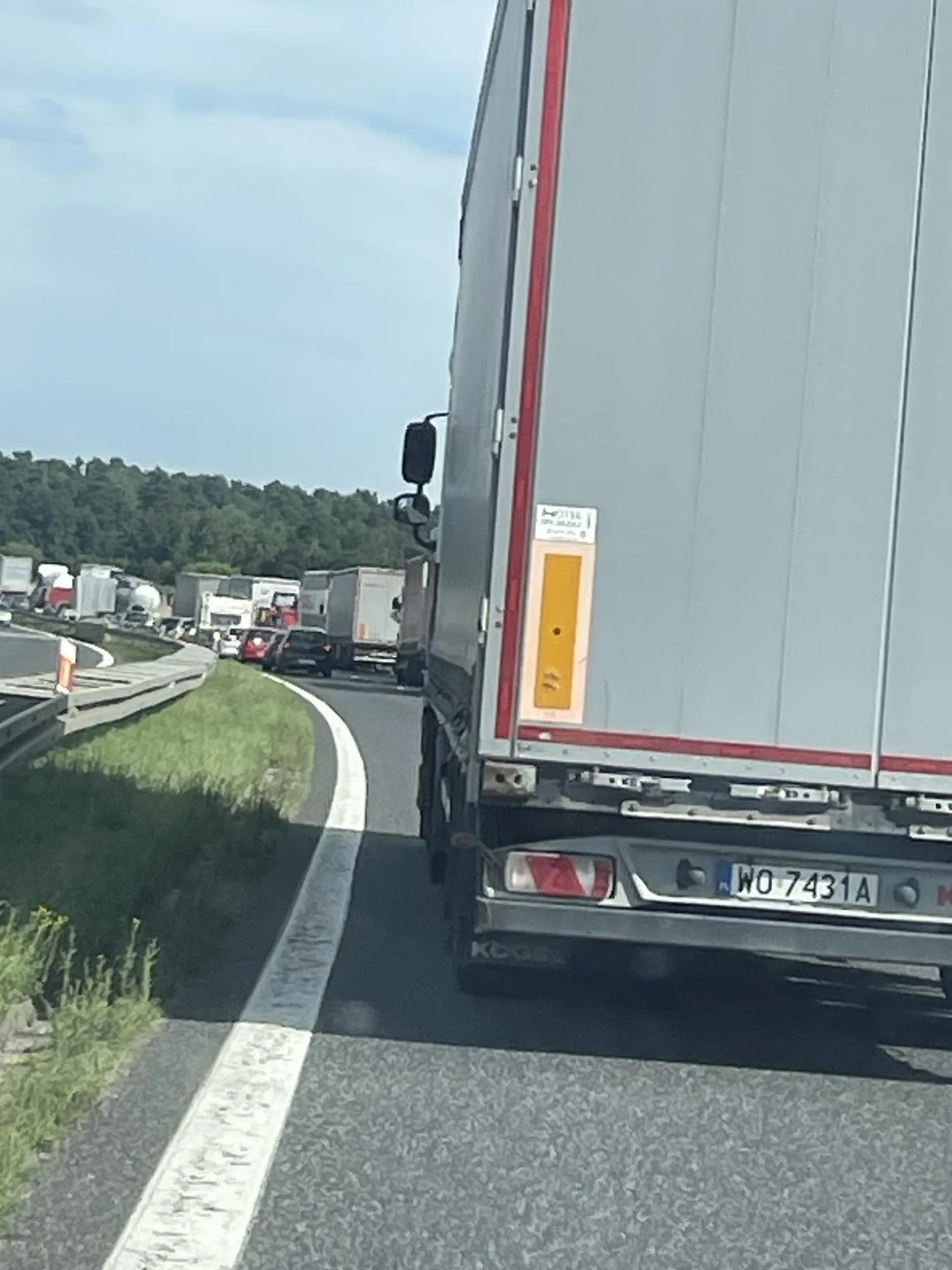 Podczas korka na a4 blokuje lewy pas