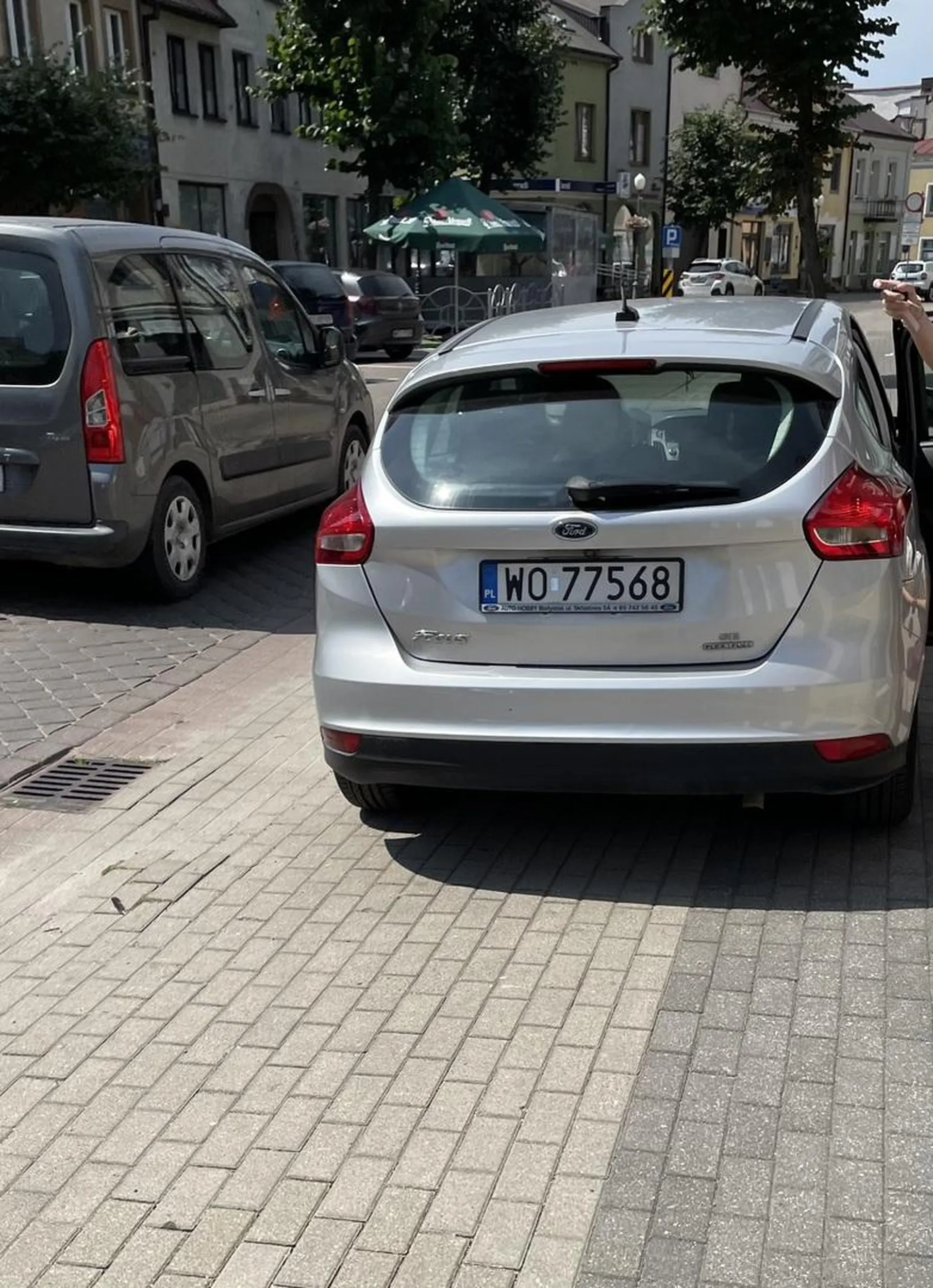 Kobieta wjeżdża do strefy zamieszkania i trąbi na pieszych po zwróceniu uwagi twierdzi że pieszy może przejść tylko tam gdzie pasy a tak to musi ustąpić samochodom. Następnie kobieta parkuje z prawej strony jezdni gdzie po lewej są wyznaczone miejsca postojowe na uwagę odnośnie parkowania stwierdza że wie że nie może tu parkować.