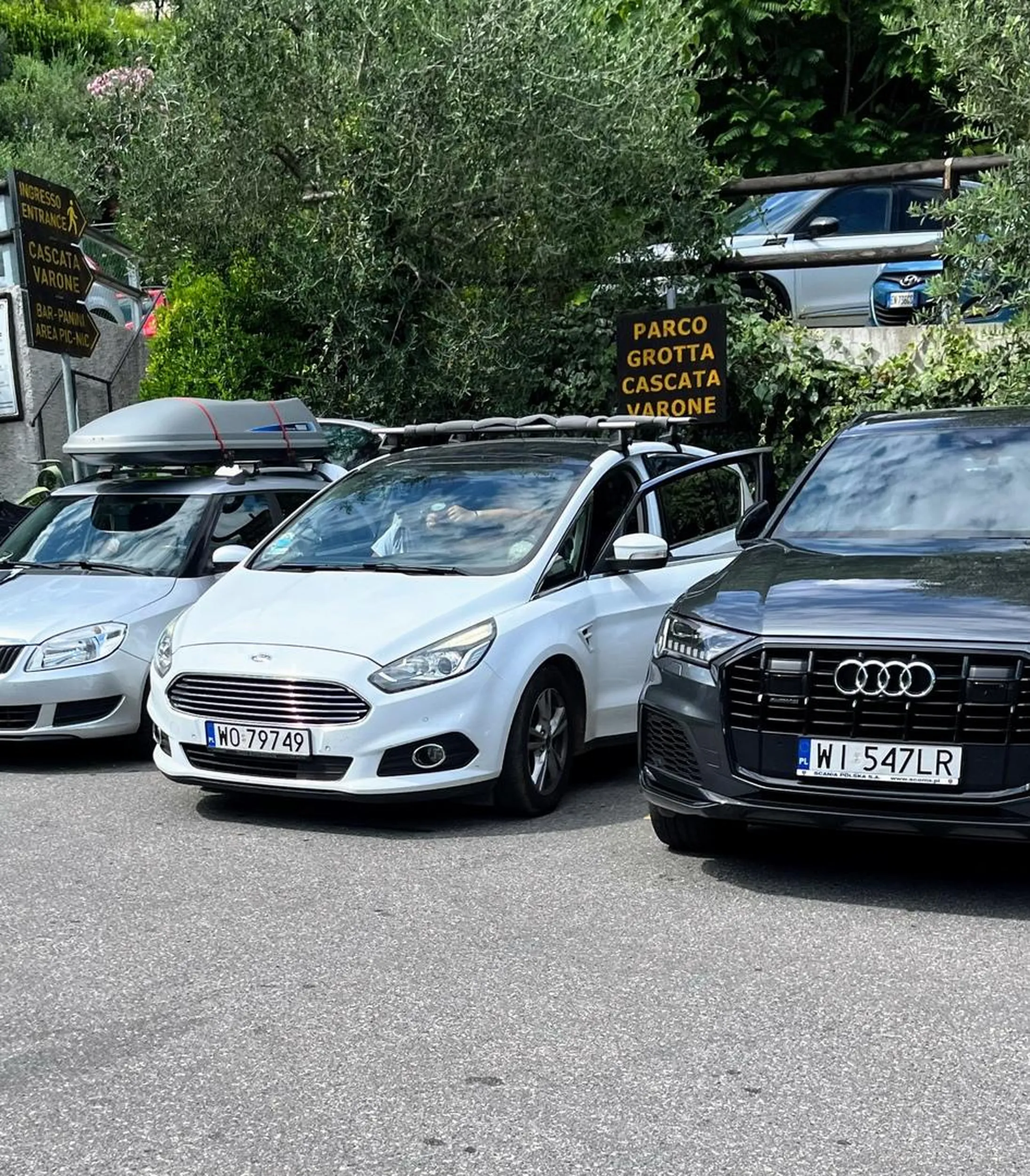 Pani w średnim wieku razem z młodym mężczyzną mówiącym w języku hiszpańskim starali się wyłudzić 50€ od nas na miejscu parkingowym we Włoszech. Twierdzili że zrobiliśmy rysę na ich samochodzie otwierając drzwi w naszym samochodzie. Po przyjeździe policji poproszono ich o dojazd i przeproszono nas za całe zamieszanie. Uwaga na tych oszustów i naciągaczy! Starali się nawet zastraszyć mojego męża przemocą stając między samochodami i niedającą mu przejść obok. Oszuści! P.S Działają prawdopodobnie razem z kierowcami z czarnego auta obok na zdjęciu. Obserwowali nas prawdopodobnie w restauracji…