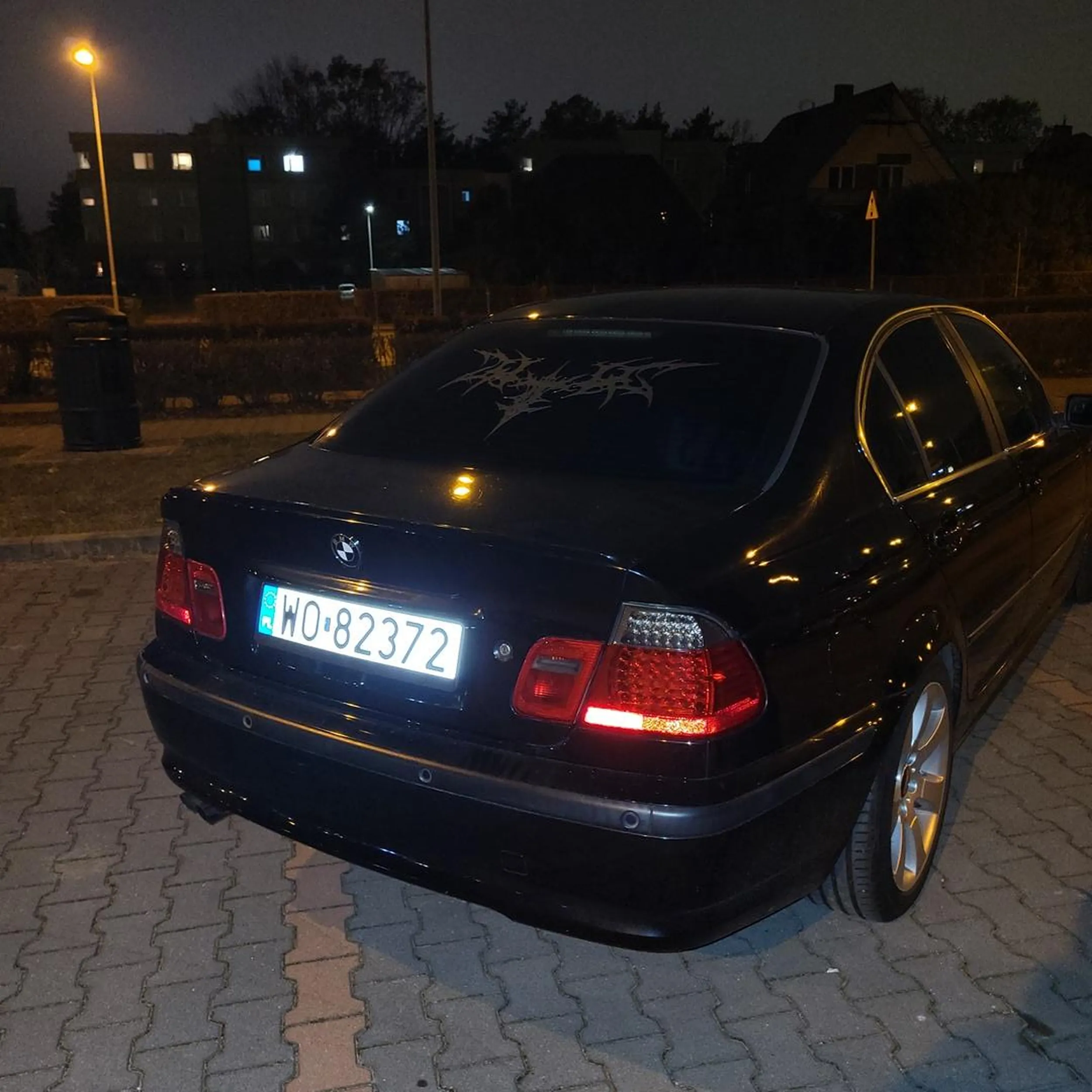 Kierowca BMW niestety musi nauczyć się parkowania. Parkowanie tqk jak się podoba nie zważając na pozostałych użytkowników ruchu drogowego