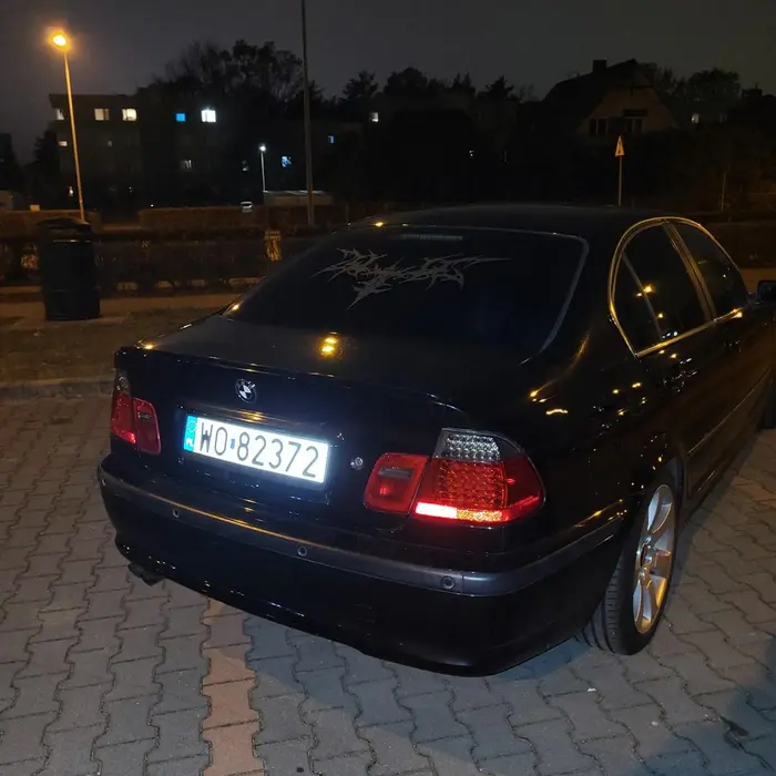 Kierowca BMW niestety musi nauczyć się parkowania. Parkowanie tqk jak się podoba nie zważając na pozostałych użytkowników ruchu drogowego