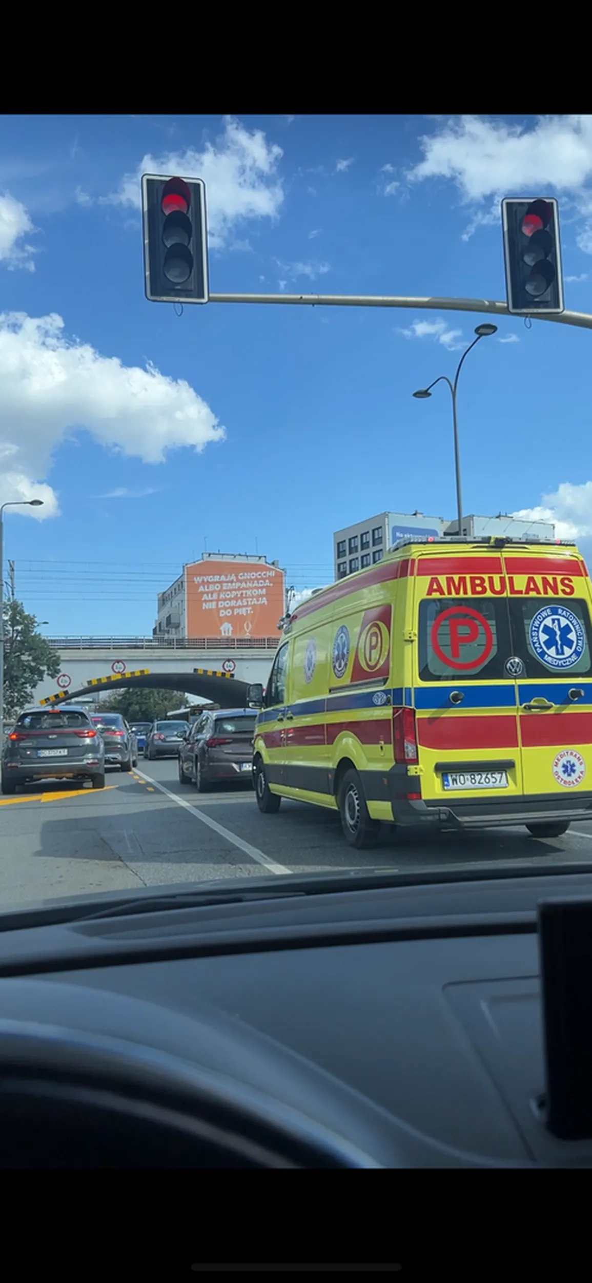 Kretyn z karetki jak i ten przed nim. Czerwone paliło się z dobrą minutę a ten jakbym niby nic pojechał sobie na czerwony wymuszając tym co jechali prawidłowo na zielonym świetle z prawej strony skrzyżowania.