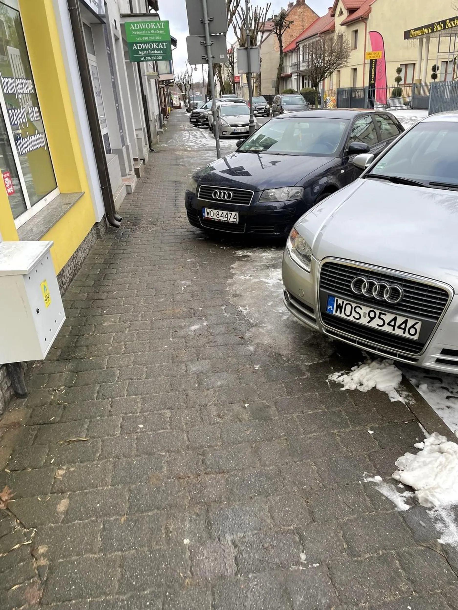 Szkoda słów. Mały samochodzik bez problemu mieści się na miejscu parkingowym a kierowca chyba sobie jakieś kompleksy leczy i wjeżdża na chodnik zajmując połowę