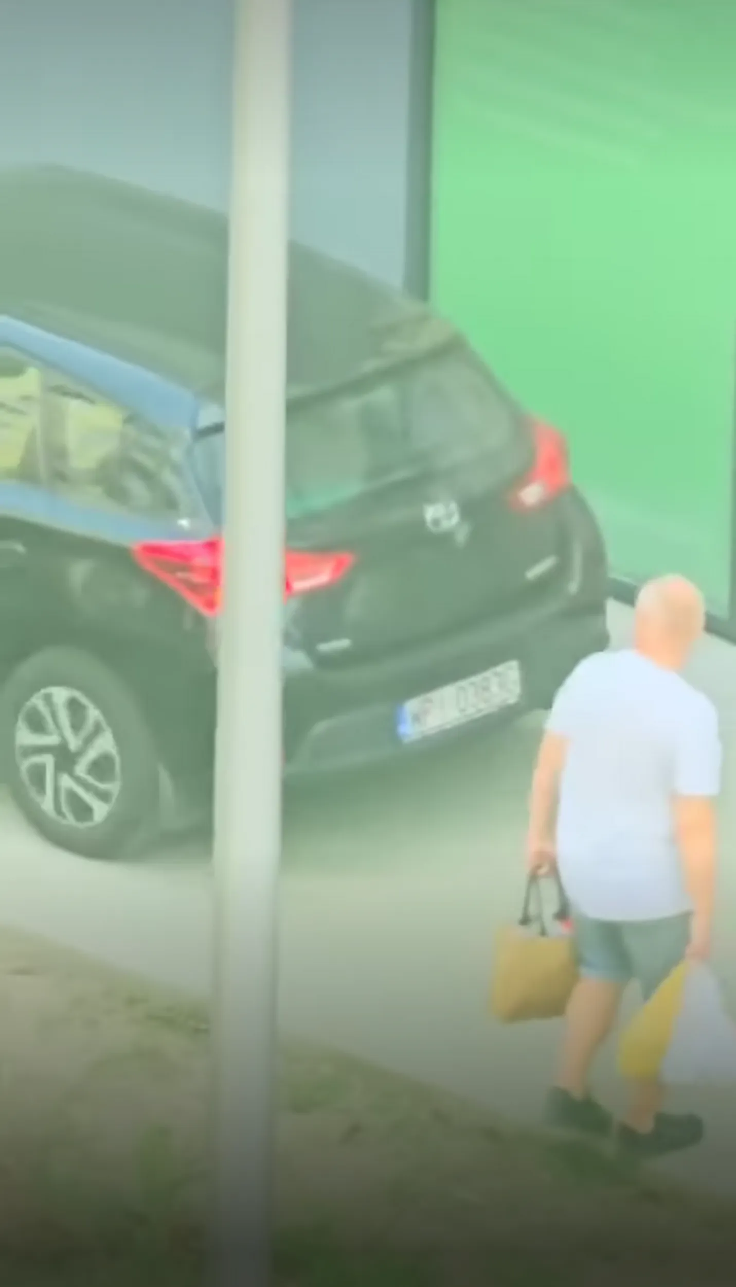 31 sierpnia jazda po chodniku wzdłuż Posag 7 Panien między przechodniami