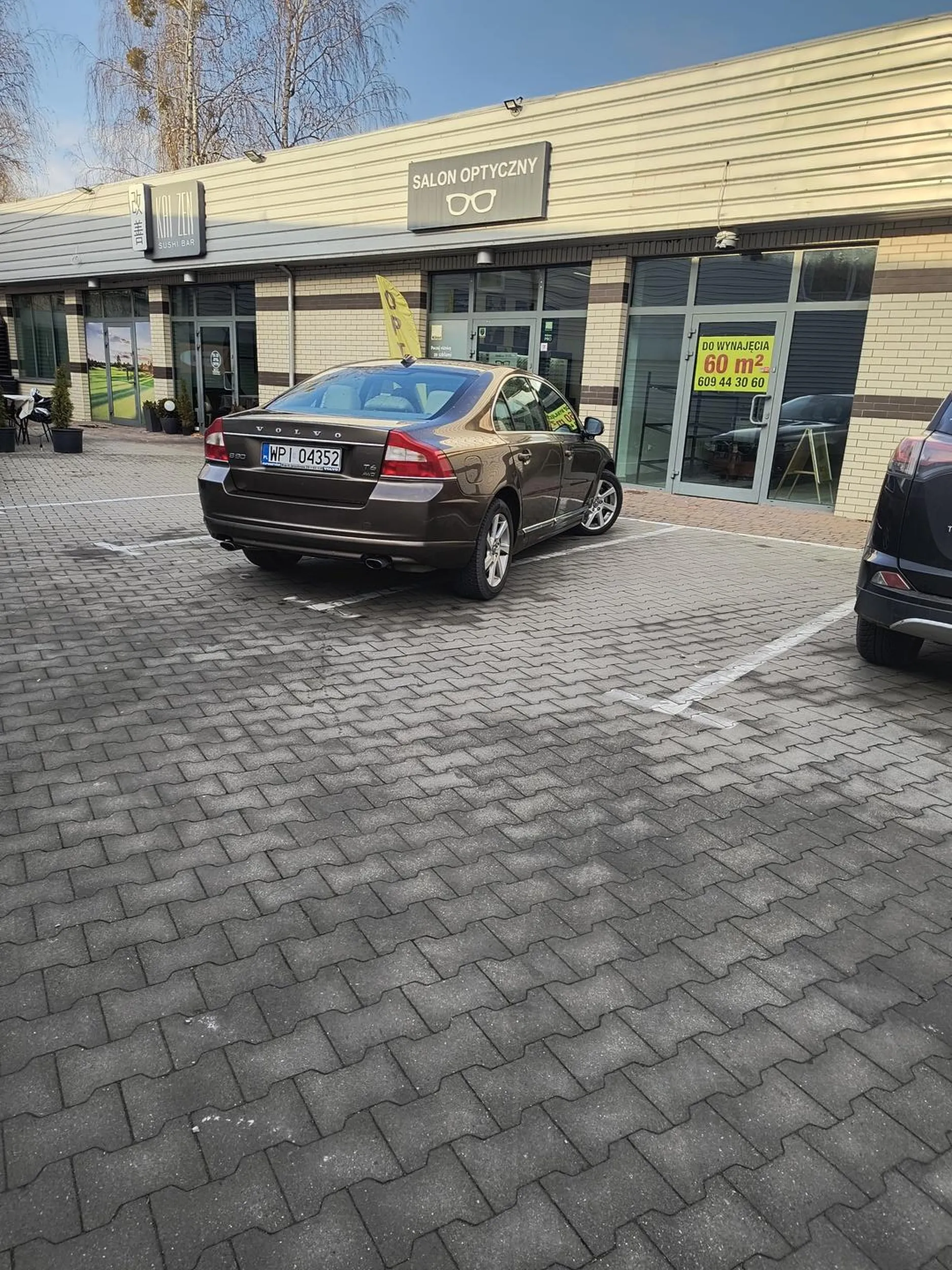 Akurat pod salon optyczny, widać że okulary potrzebne.