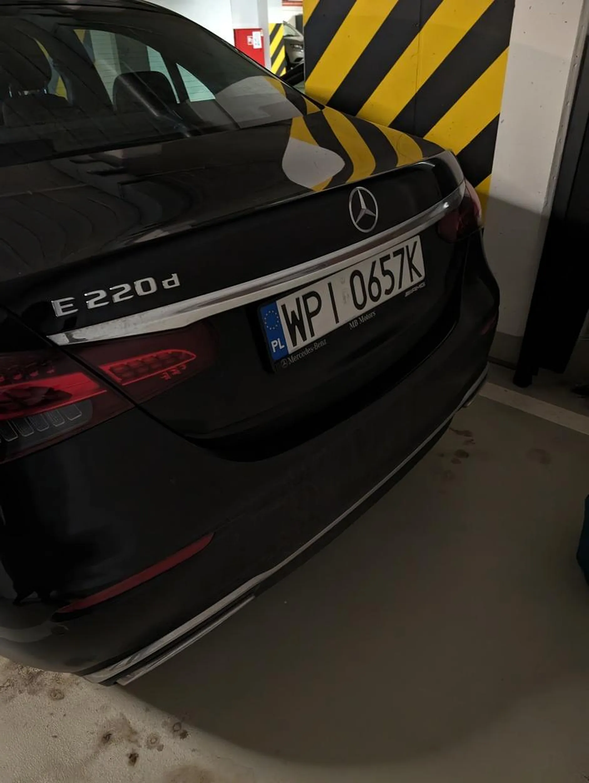 Kierowca parkuje auto na cudzym miejscu parkingowym w garażu podziemnym pomimo wielokrotnego zwracania uwagi.