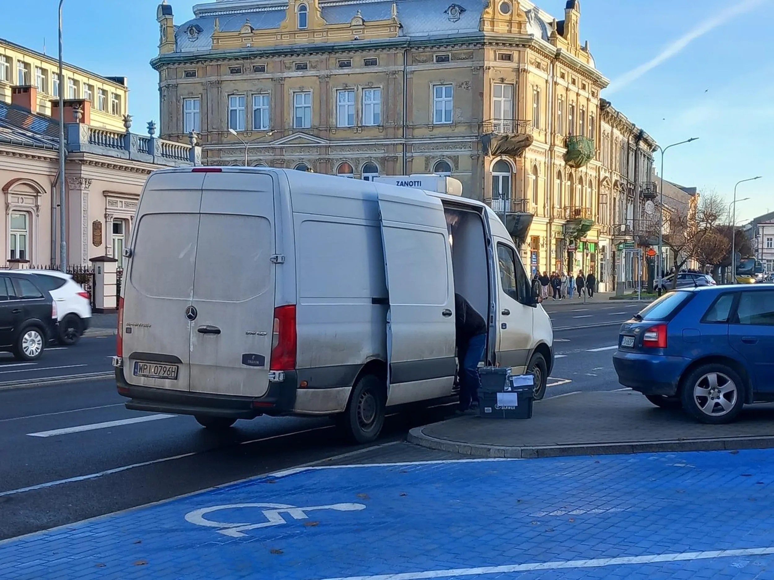 Pięknie zaparkował na środku drogi