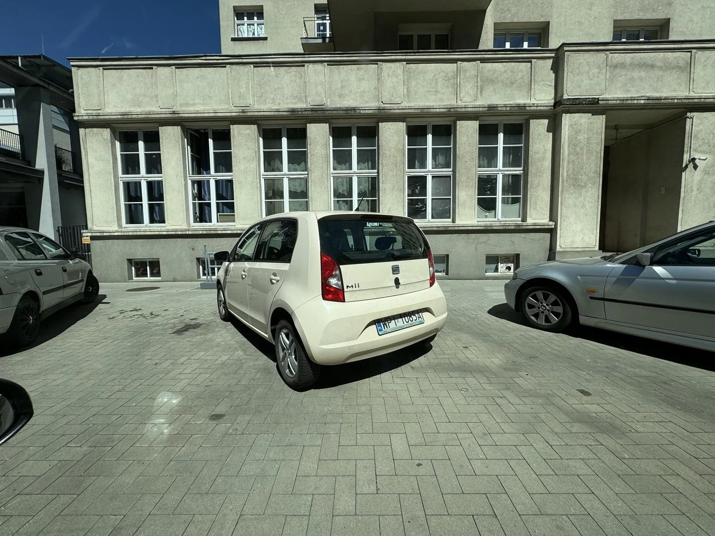 Naucz się parkować tego pierdka łajzo.