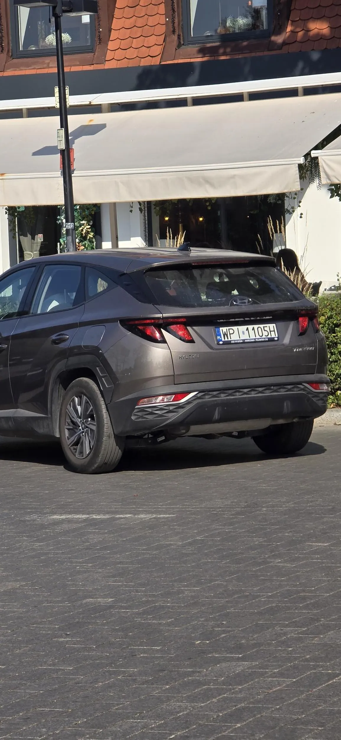 Kierowca po pijaku zbiegł z parkingu w Powisinie. Uderzając mocno w 3-4 auta na parkingu z tego co widziałem. nie udało się go zatrzymać na miejscu. Uważać!!!