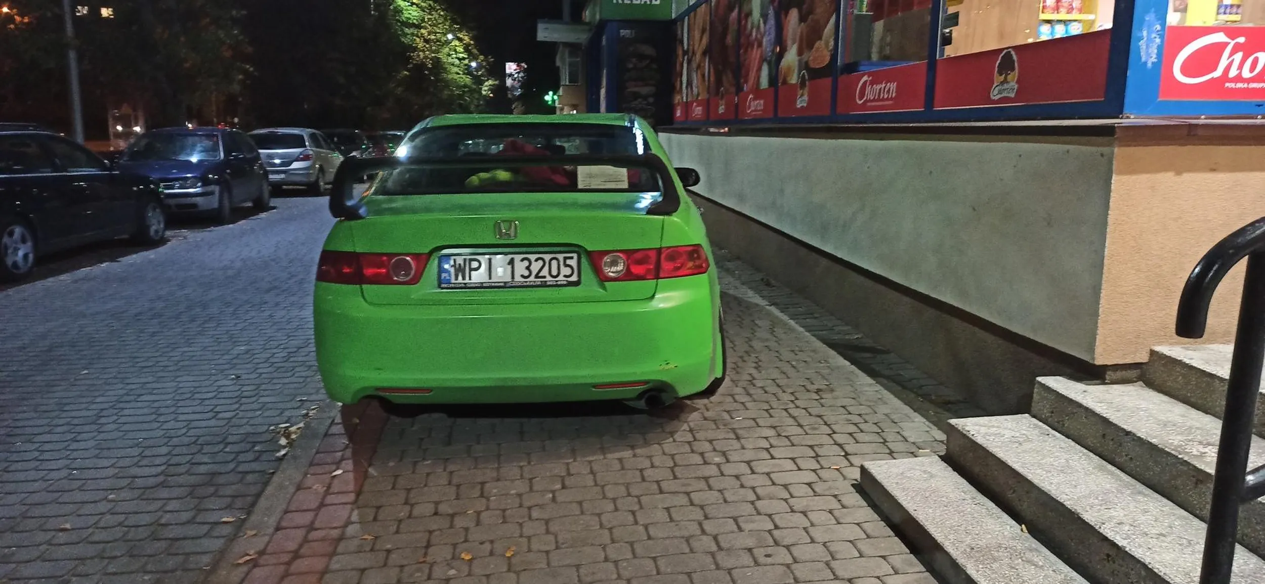 Tak jeżdżę zwieśniaczoną hondą i myślę tylko o sobie. Stanę na całą szerokość chodnika bo przecież przejść 20 metrów od wolnego miejsca to za dużo