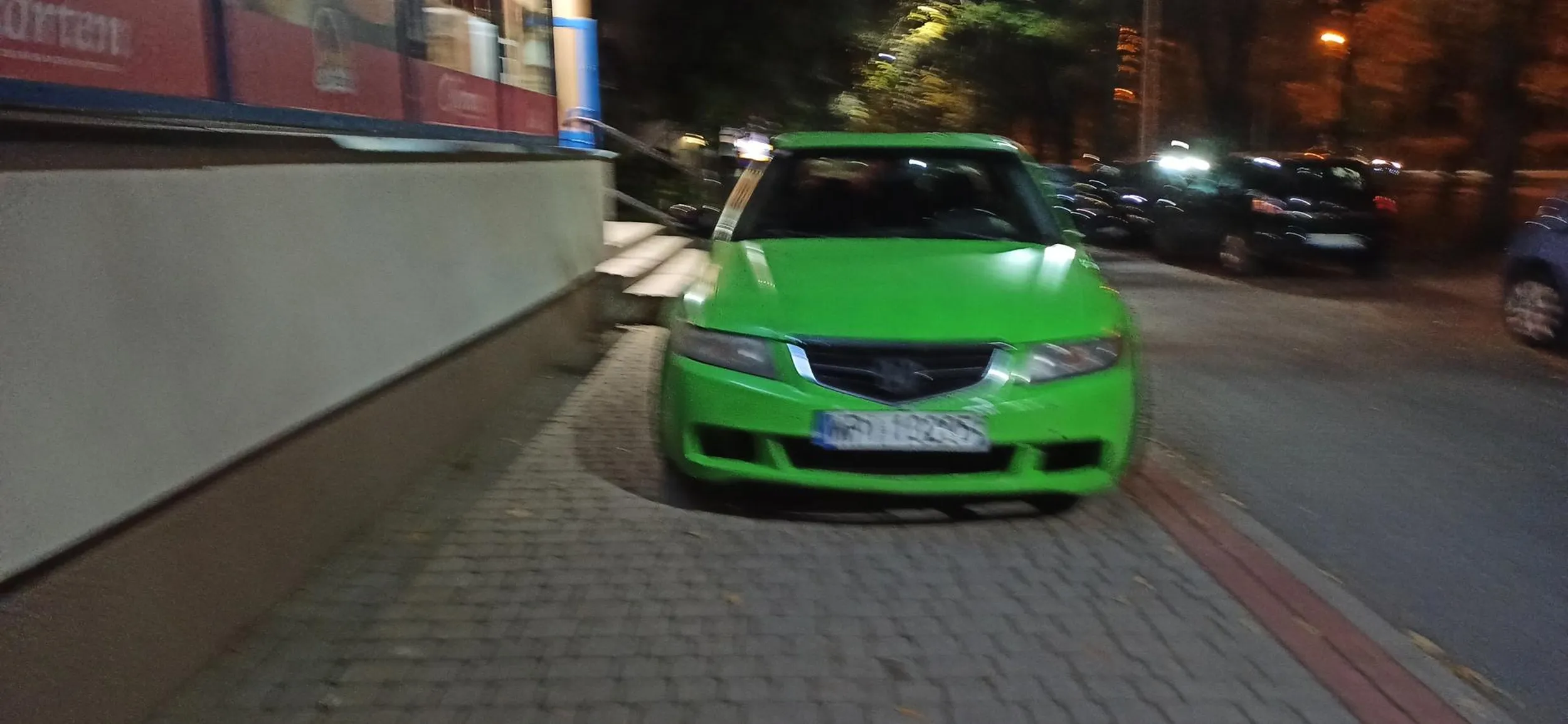 Tak jeżdżę zwieśniaczoną hondą i myślę tylko o sobie. Stanę na całą szerokość chodnika bo przecież przejść 20 metrów od wolnego miejsca to za dużo