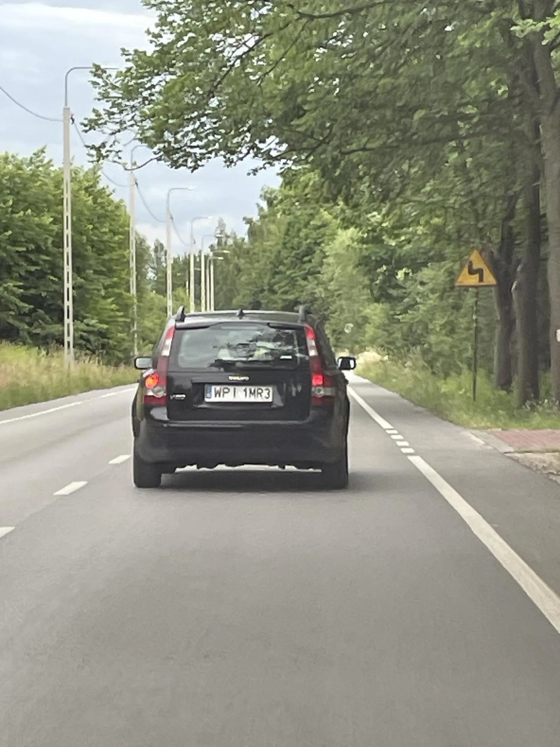 Stary uszaty dziad z ewidentnym kompleksem, jedzie 50km/h i przyspiesza uniemożliwiając wyprzedzanie