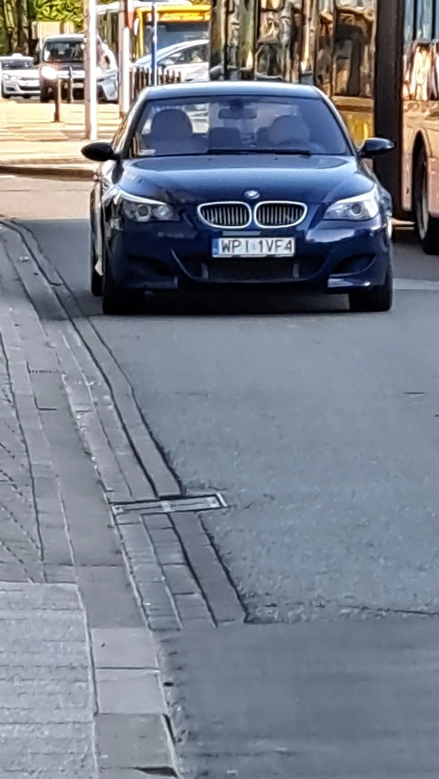 Skręt z al. Armii Ludowej na Waryńskiego w stronę pl. Konstytucji. Autobusy (i nie tylko) musiały omijać. Tylko chamy tak parkują.