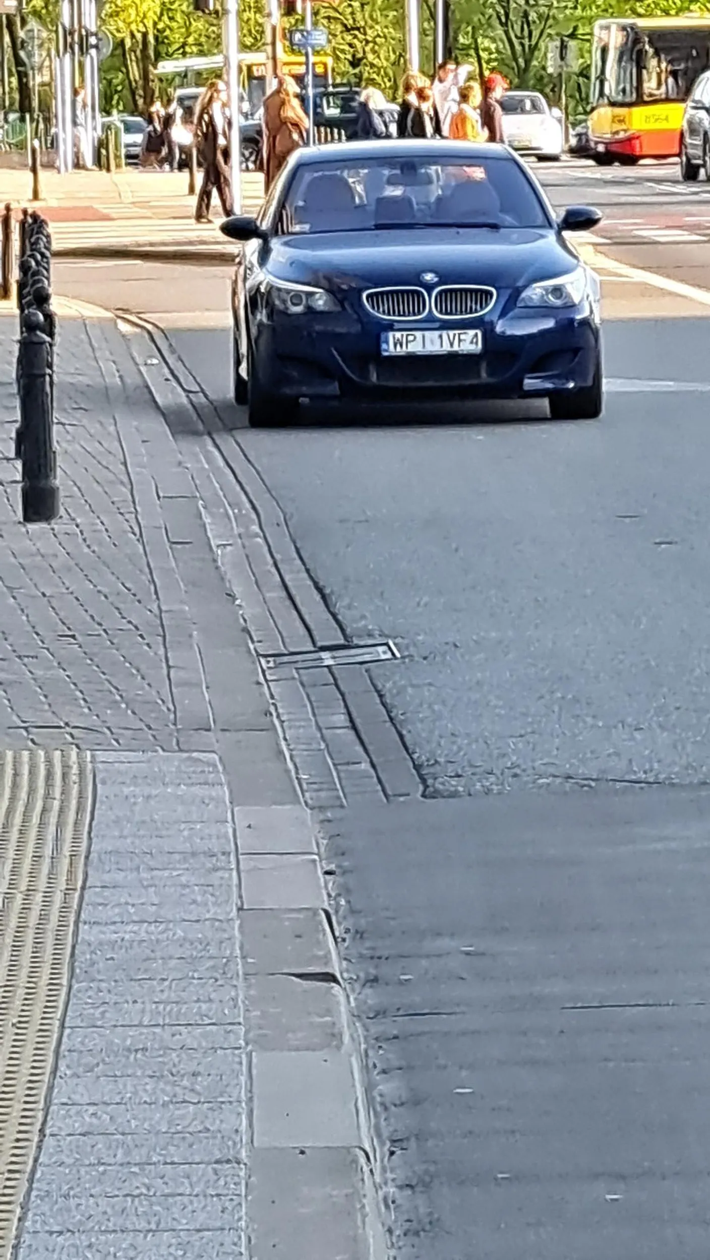 Skręt z al. Armii Ludowej na Waryńskiego w stronę pl. Konstytucji. Autobusy (i nie tylko) musiały omijać. Tylko chamy tak parkują.