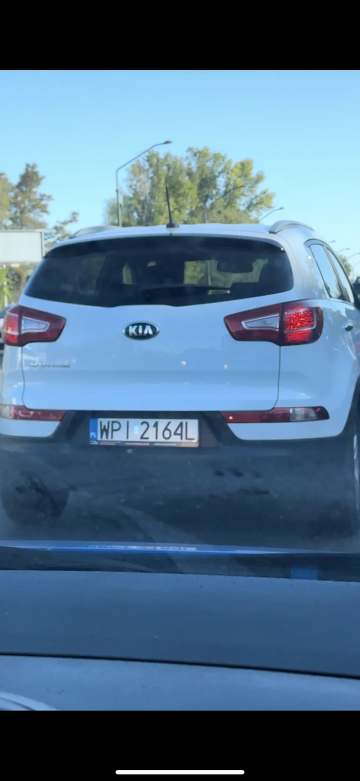 Ten kierwca stwarza ogromne niebiezpieczeństwo na drodzę, w ogólę nie patrzy w lustetka, zajeżdza drogę innym kierowcą prawie powodując wypadek. Po całej sytuacji zamiast przeprosić nagrywa i śmieje się z pasażerem.