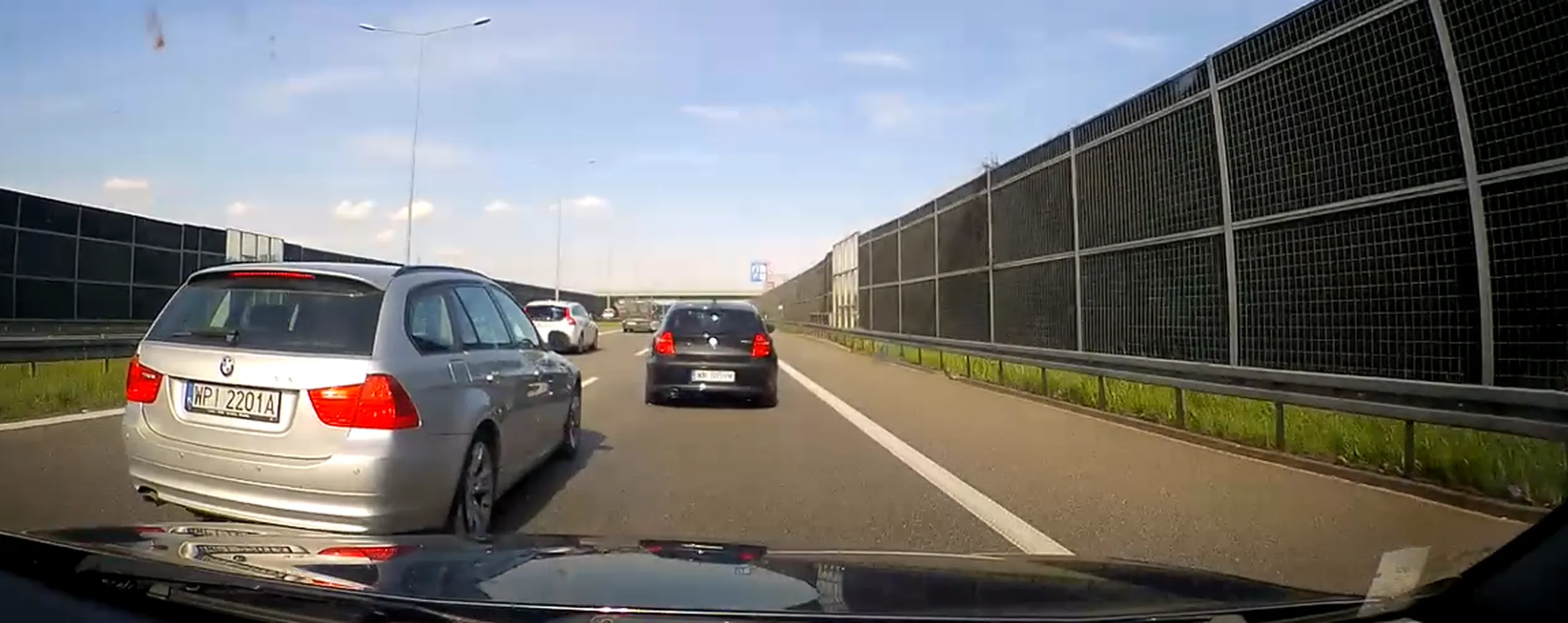 Kierowca starego BMW, droga należy do niego. Wpychanie się na autostradzie przy prędkości 120+ przy dużym ruchu. Bez mojego hamowania karambol gwarantowany :)