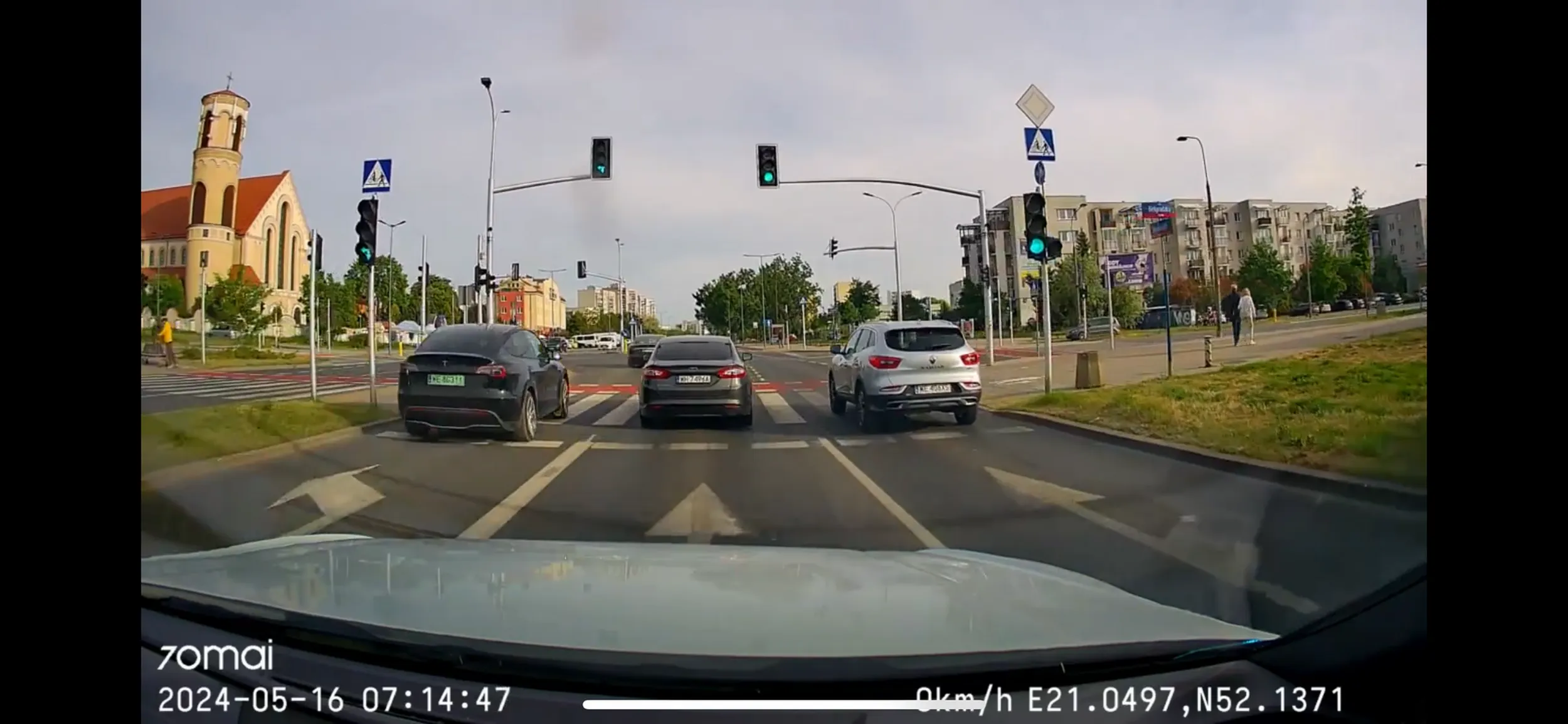 Uważaj bo na drzewie ta tesla skończysz przy takim stylu jazdy. Życzę utraty prawa jazdy.