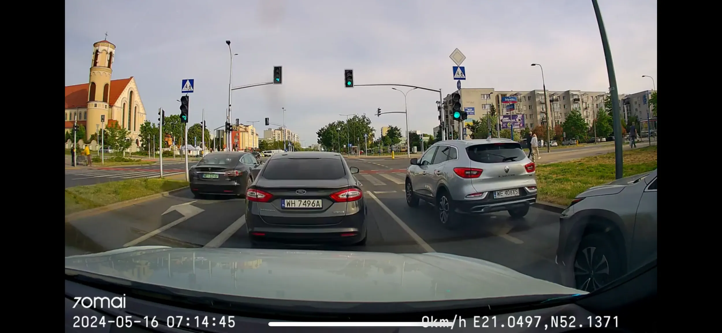 Uważaj bo na drzewie ta tesla skończysz przy takim stylu jazdy. Życzę utraty prawa jazdy.