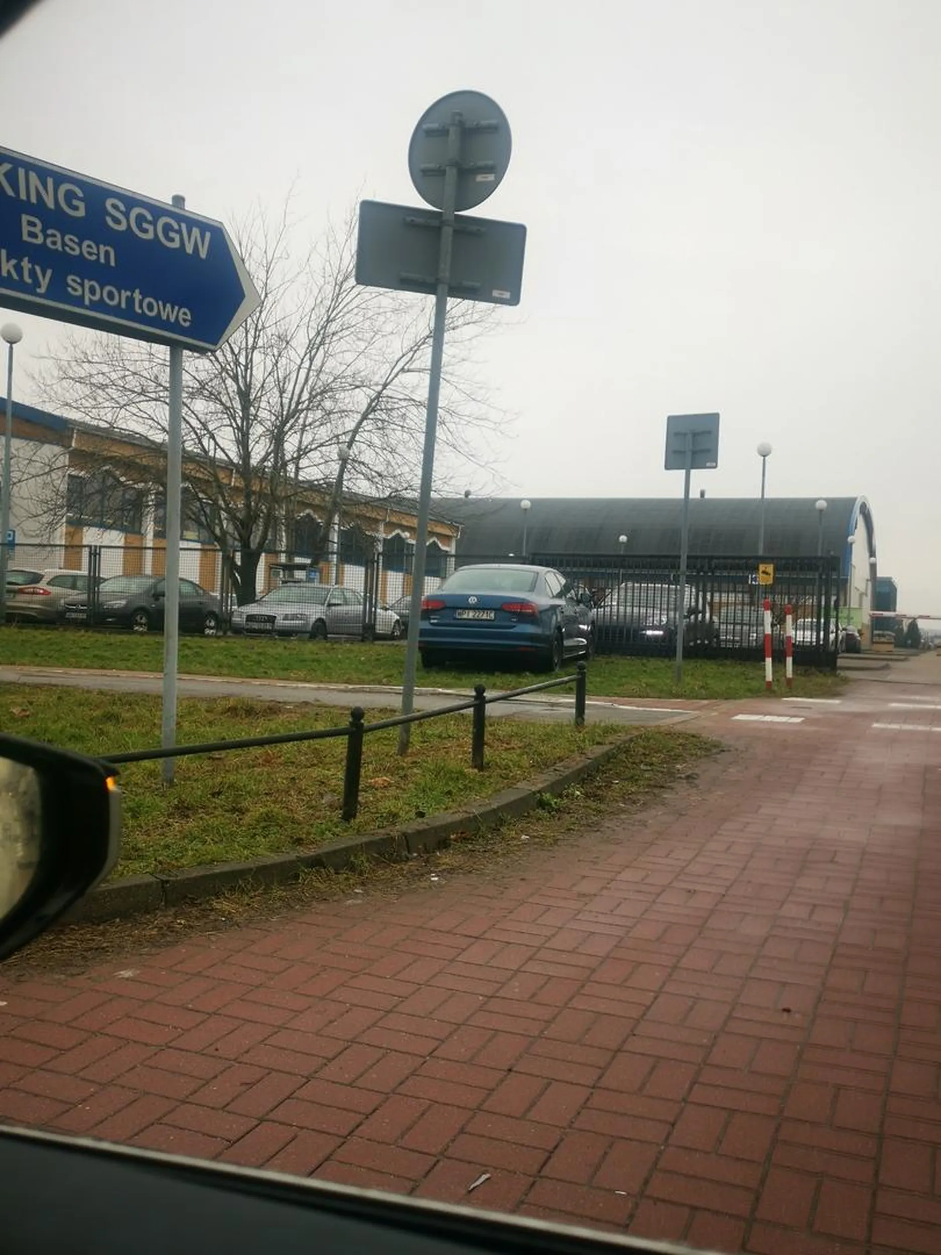 Cebulami, po drugiej stronie ogrodzenia masz parking 3 zł/h.