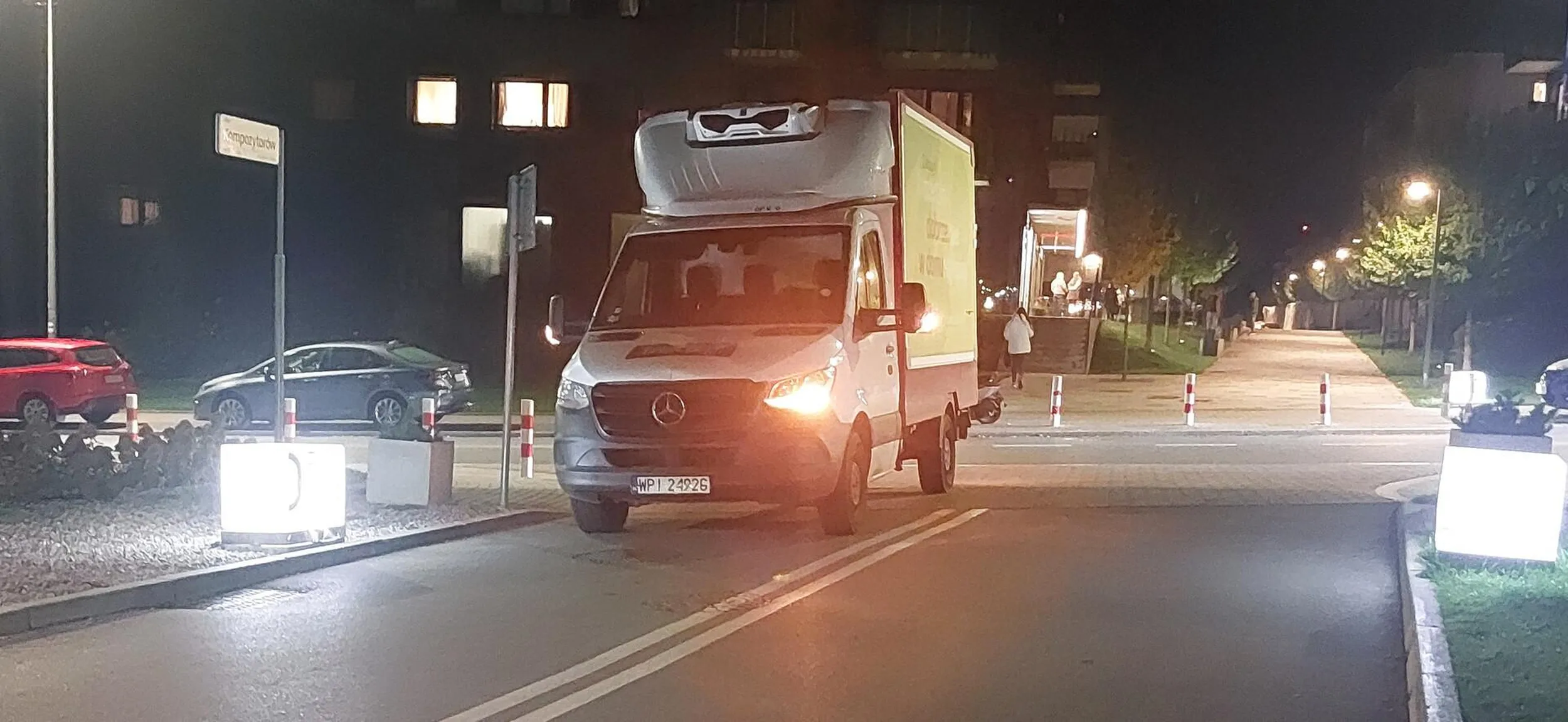 pierdoła staje na samym środku wjazdu do garażu