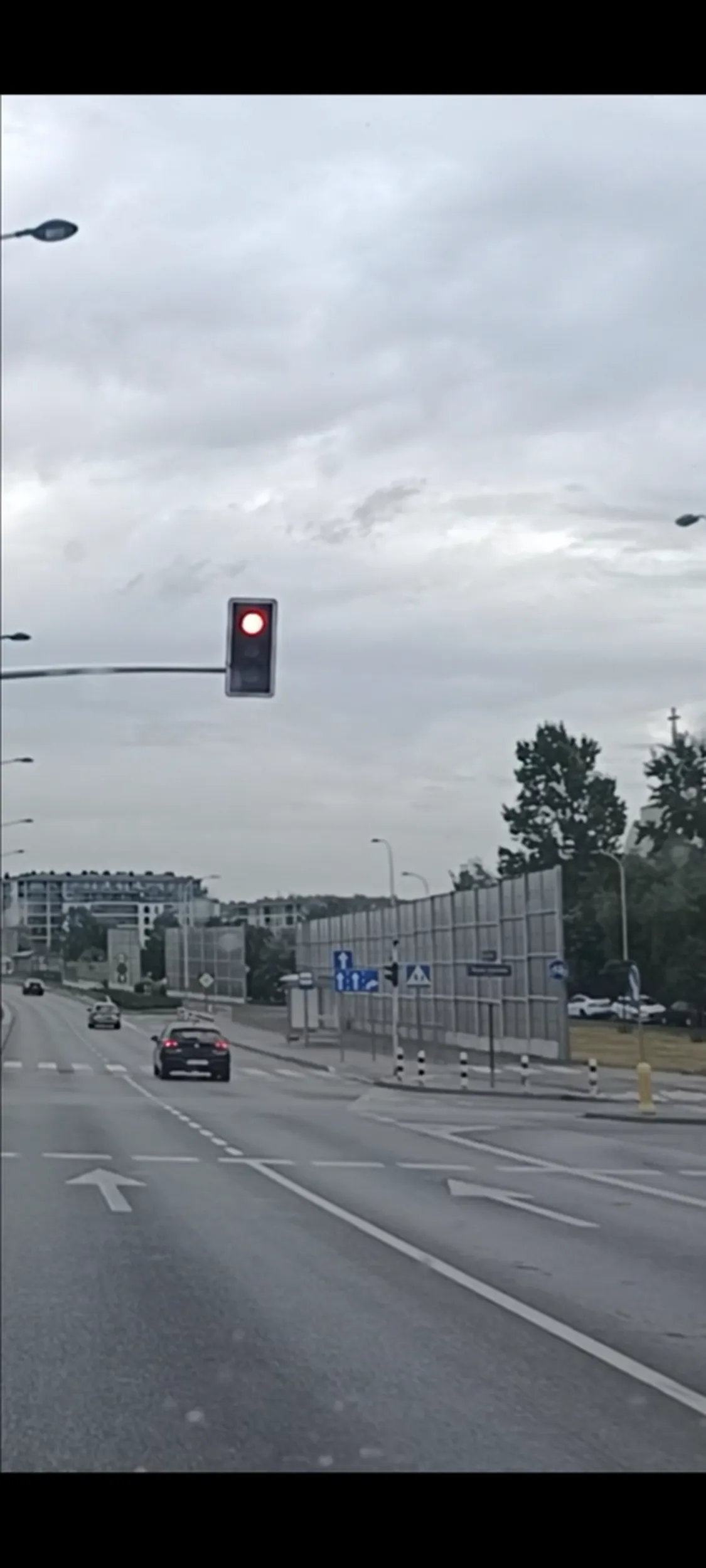 Bandyta drogowy przejeżdża przez skrzyżowanie na czerwonym dywanie świetlnym