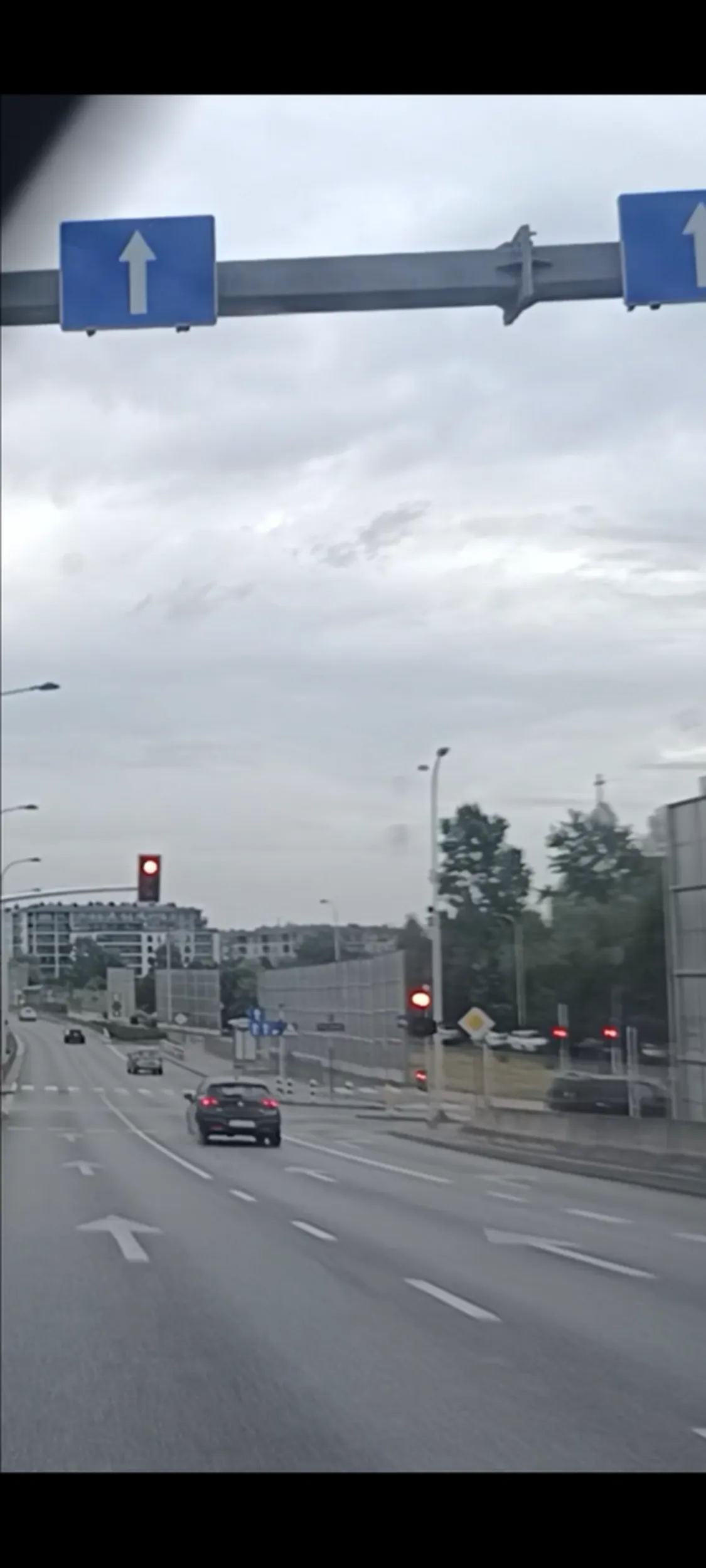 Bandyta drogowy przejeżdża przez skrzyżowanie na czerwonym dywanie świetlnym