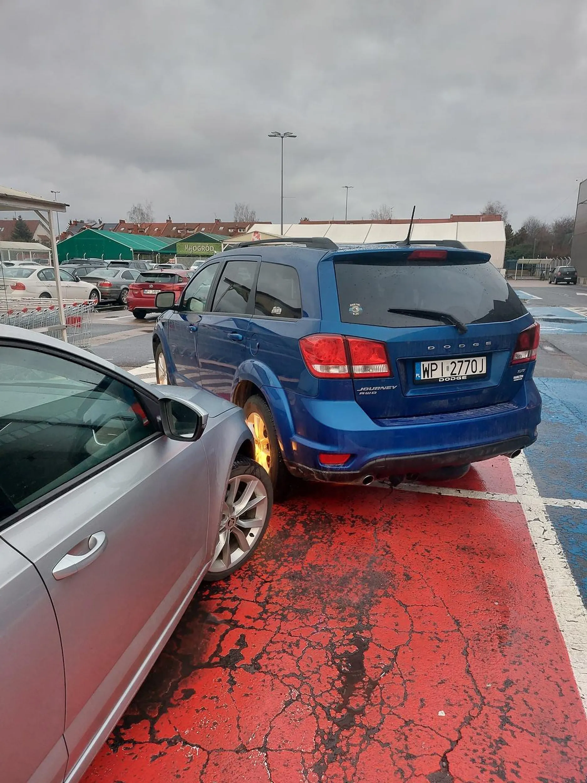 Kolega antysystemowy chyba... bardziej krzywo się nie dało zaparkować, zająć kawałek miejsca obok i stać tą ruiną na włączonym silniku, żeby każdy czuł smród tego nibieskiego padła ? biedny człowiek, prawdopodobnie uposledzony ?