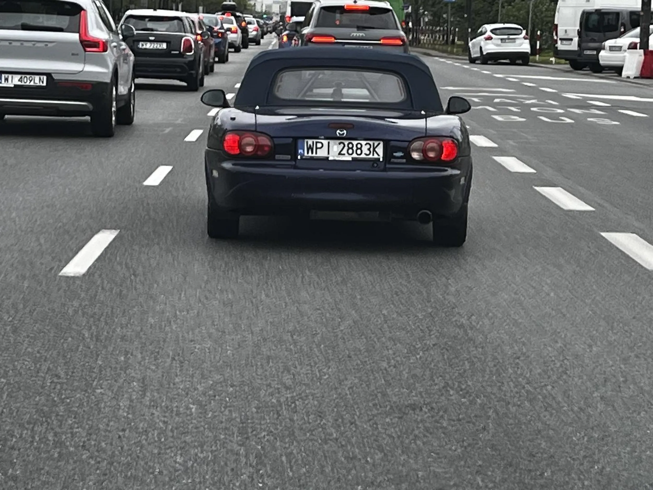 Młody gniewny z Piaseczna który pomylił ulice z torem wyścigowym albo za bardzo "weszły" gry komputerowe. Brak pokory i wyobraźni, zajezierza drogę, rozpycha się wciska pomiędzy samochody, ZNACZNIE przekracza rozsądną prędkość a obtrąbiony będzie wyhamowywał Wasz samochód do zera testując wasze hamulce. Omijajcie szerokim łukiem. Oby stracił prawo jazdy zanim komuś zrobi krzywdę ( już taki jeden z Wieliczki był).