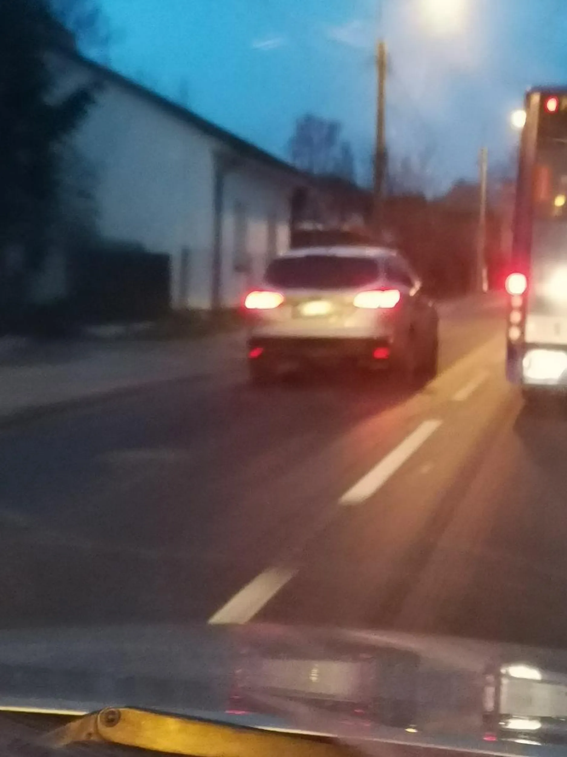 Kierowca Forda bez podłogi i mózgu,wyprzedza na przejściu dla pieszych i trąbi na każdego w pobliżu.