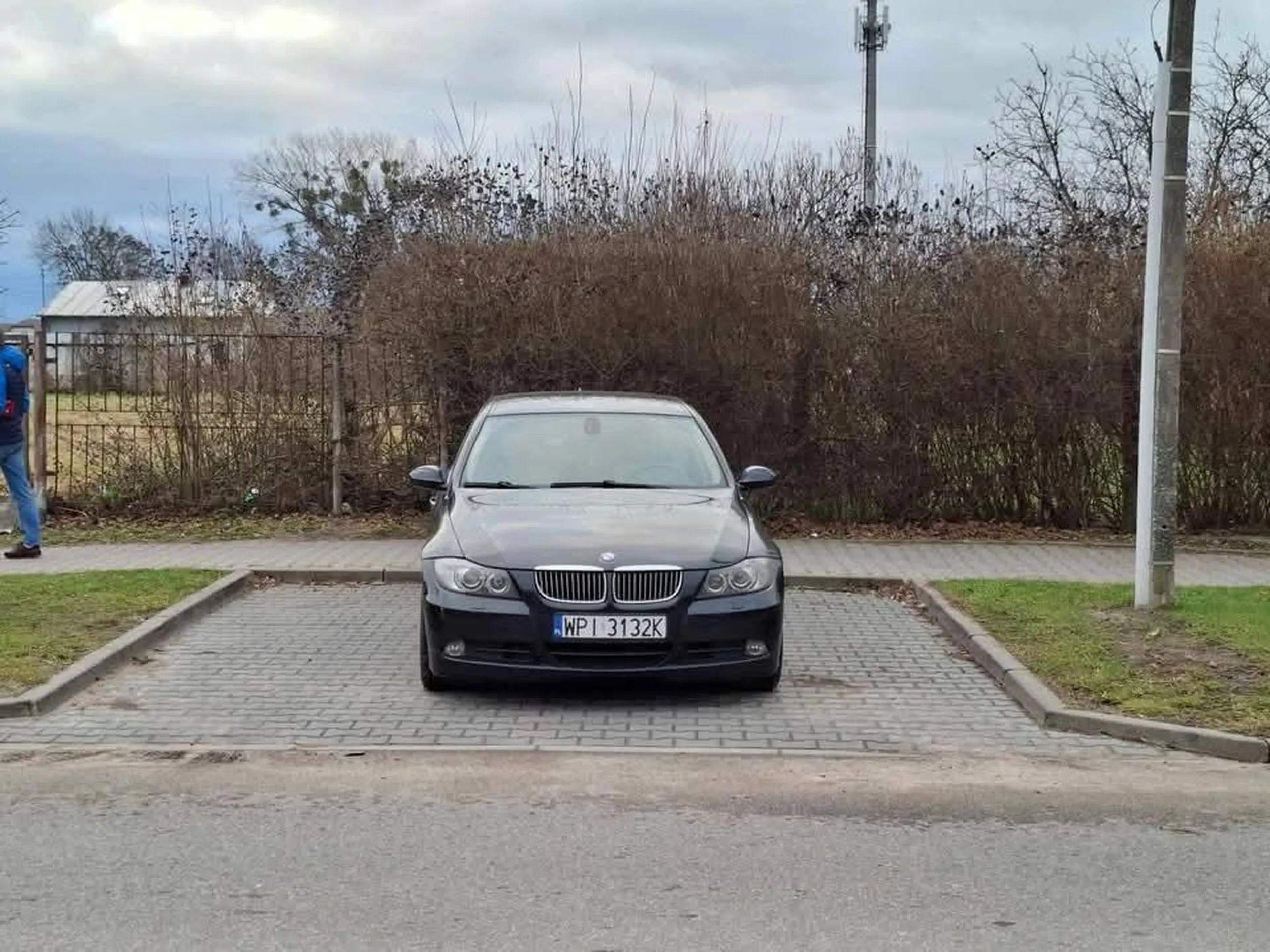 Perfekcyjne zajęcie dwóch miejsc parkingowych jednocześnie.