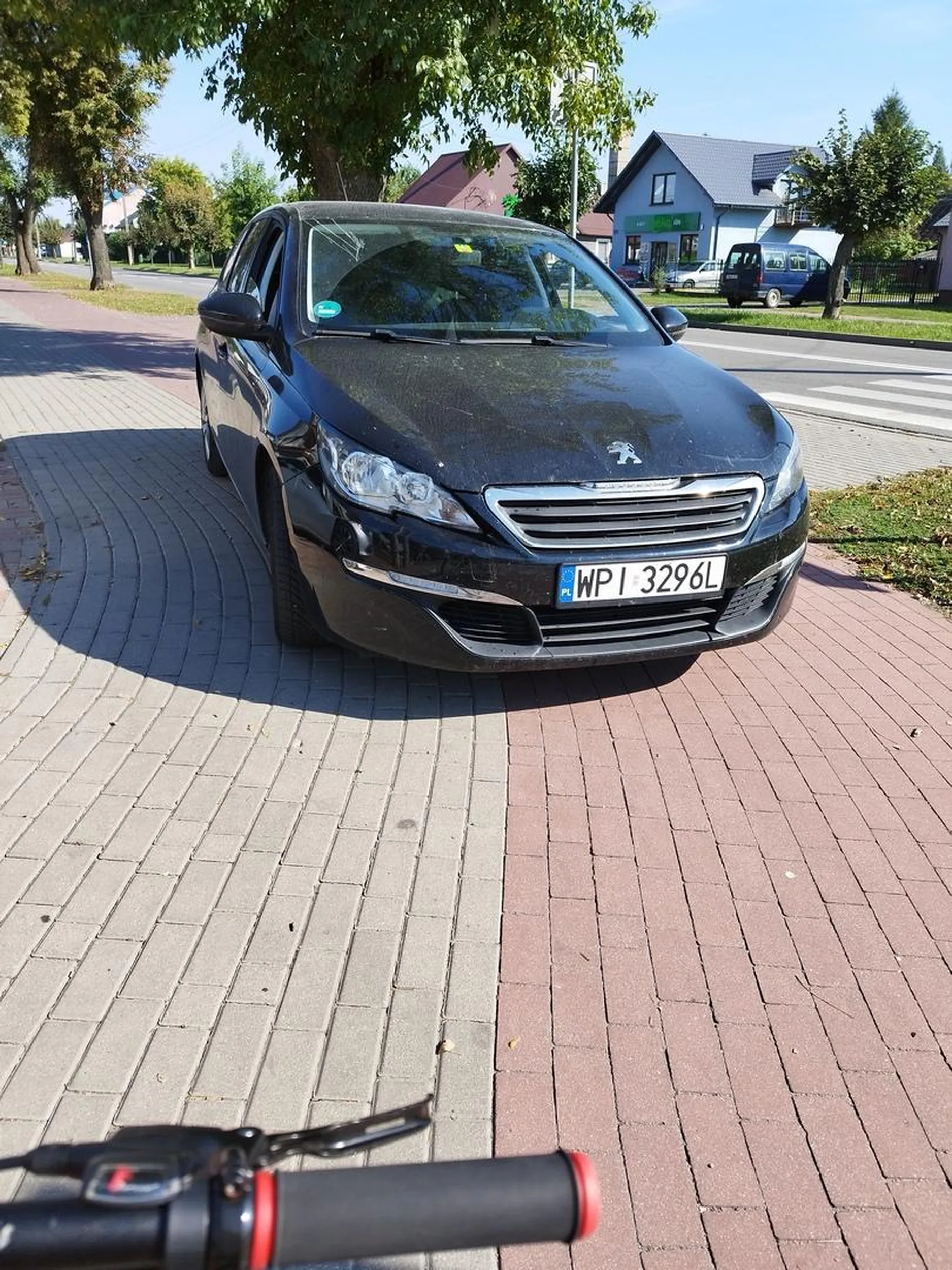 Nie można na parkingu a nie na ścieżce rowerowej