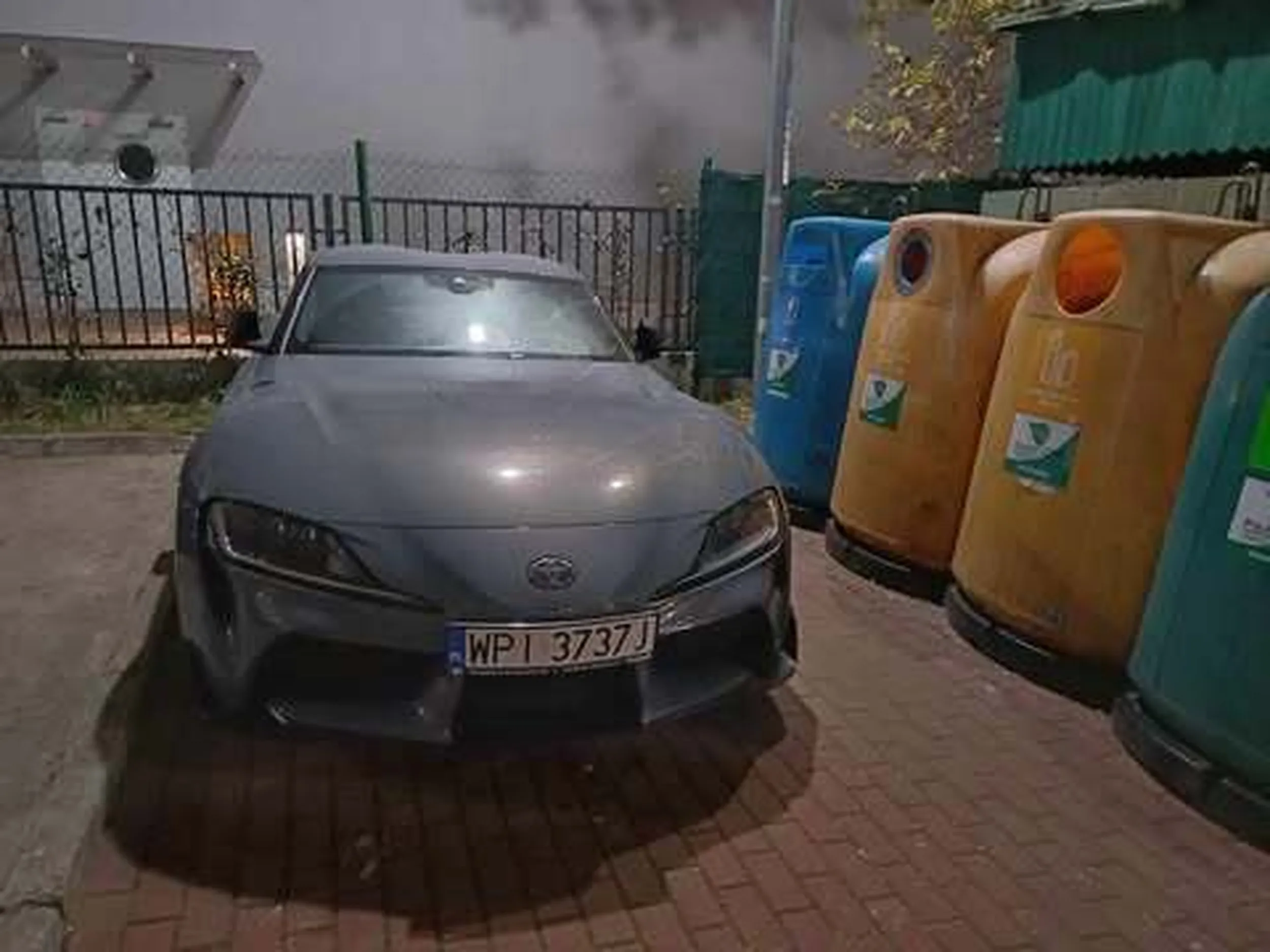 Kupił auto śmietnik, to i parkuje przy śmietniku w miejscu niedozwolonym. Mam nadzieję, że ktoś wyrzuci na to auto kilka zgniłych jajek. Właściciel żałuje kilku stówek miesięcznie na własne miejsce parkingowe. Wstyd...