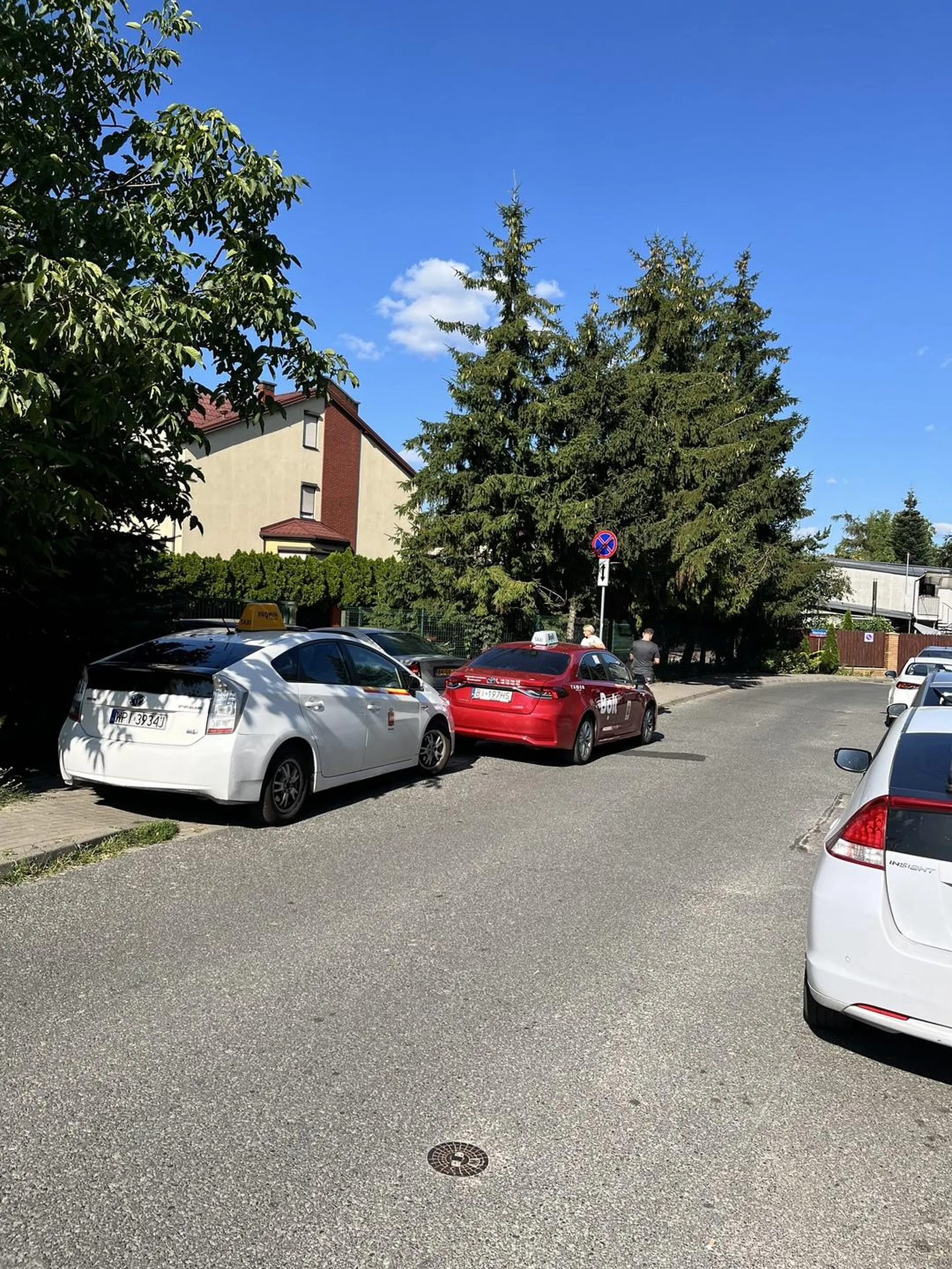 Brudas staje codziennie w tym samym miejscu na zakazie i blokuje przejście przy swoim gnieździe podobnych brudasów