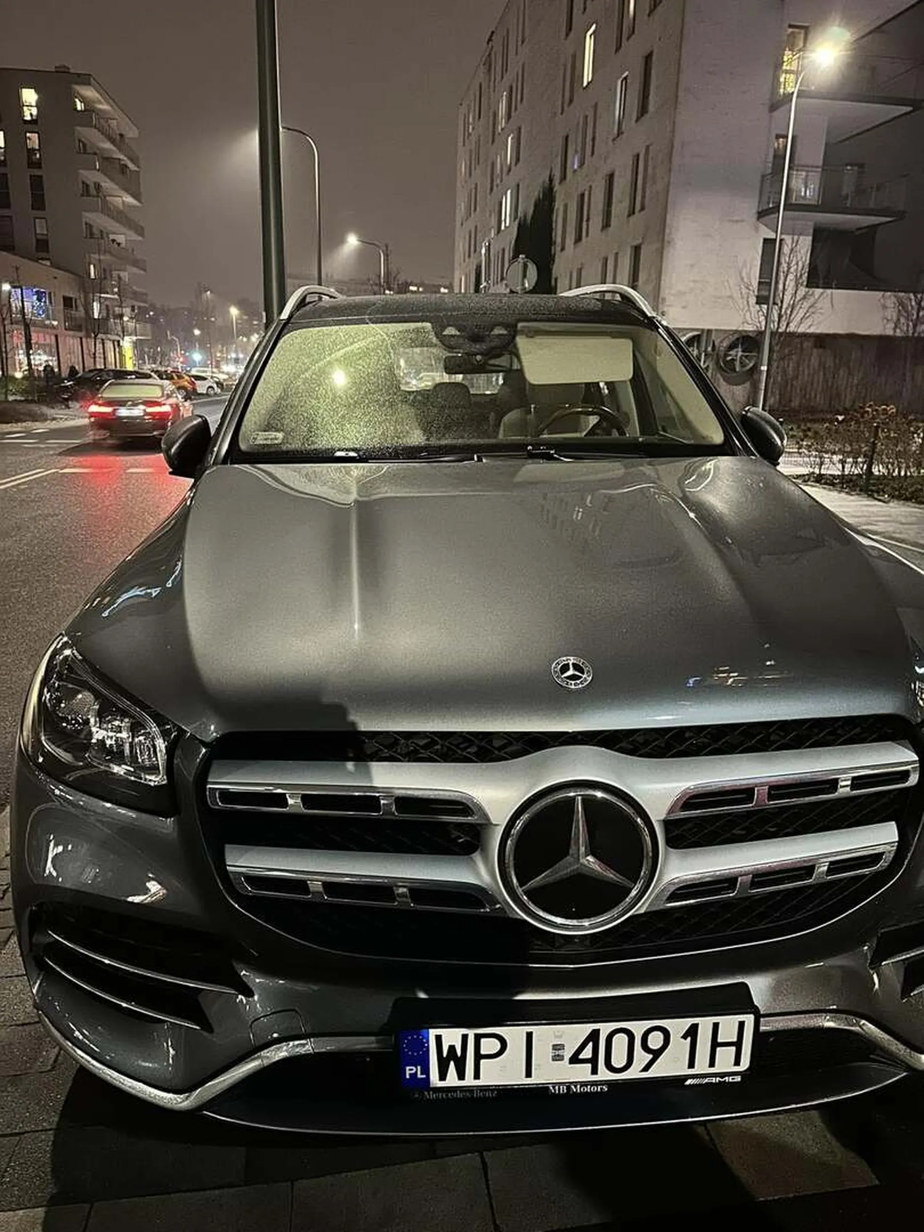 Typowa kretynka stanela na sugerowanym przejsciu dla pieszych.