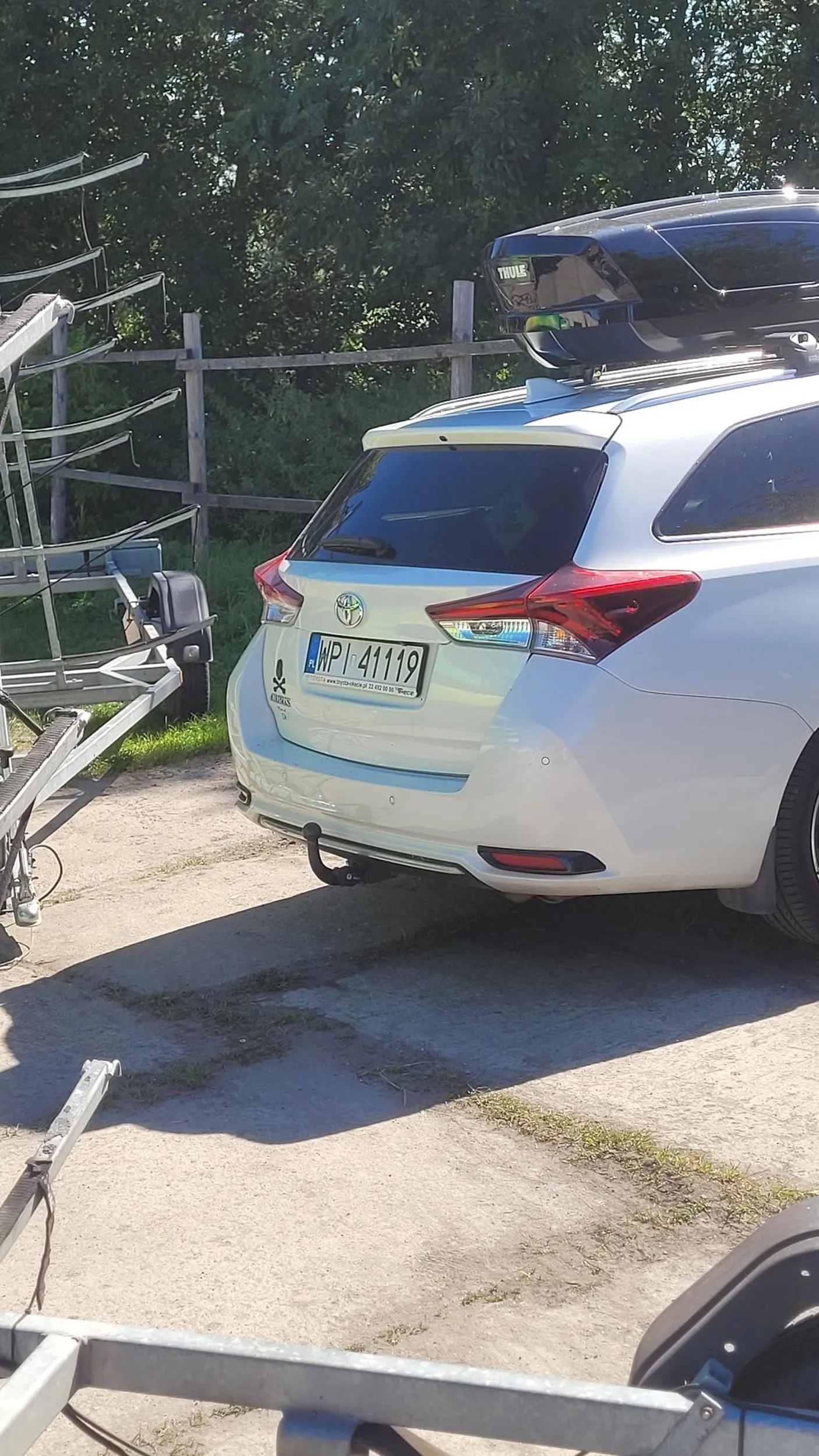 Kierowca nie umie parkować. Pomimo jasnych instrukcji zaparkował w miejscu niedozwolonym.