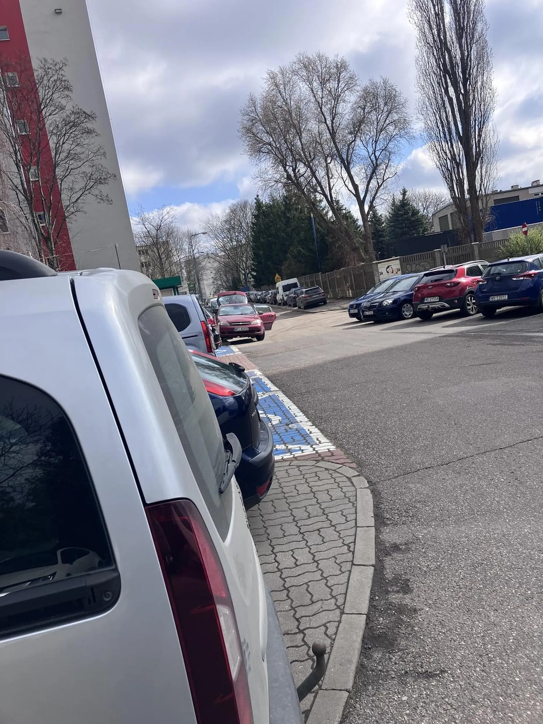 Złodziej. Wysypuje gruz do nie swojego kontenera na odpady.