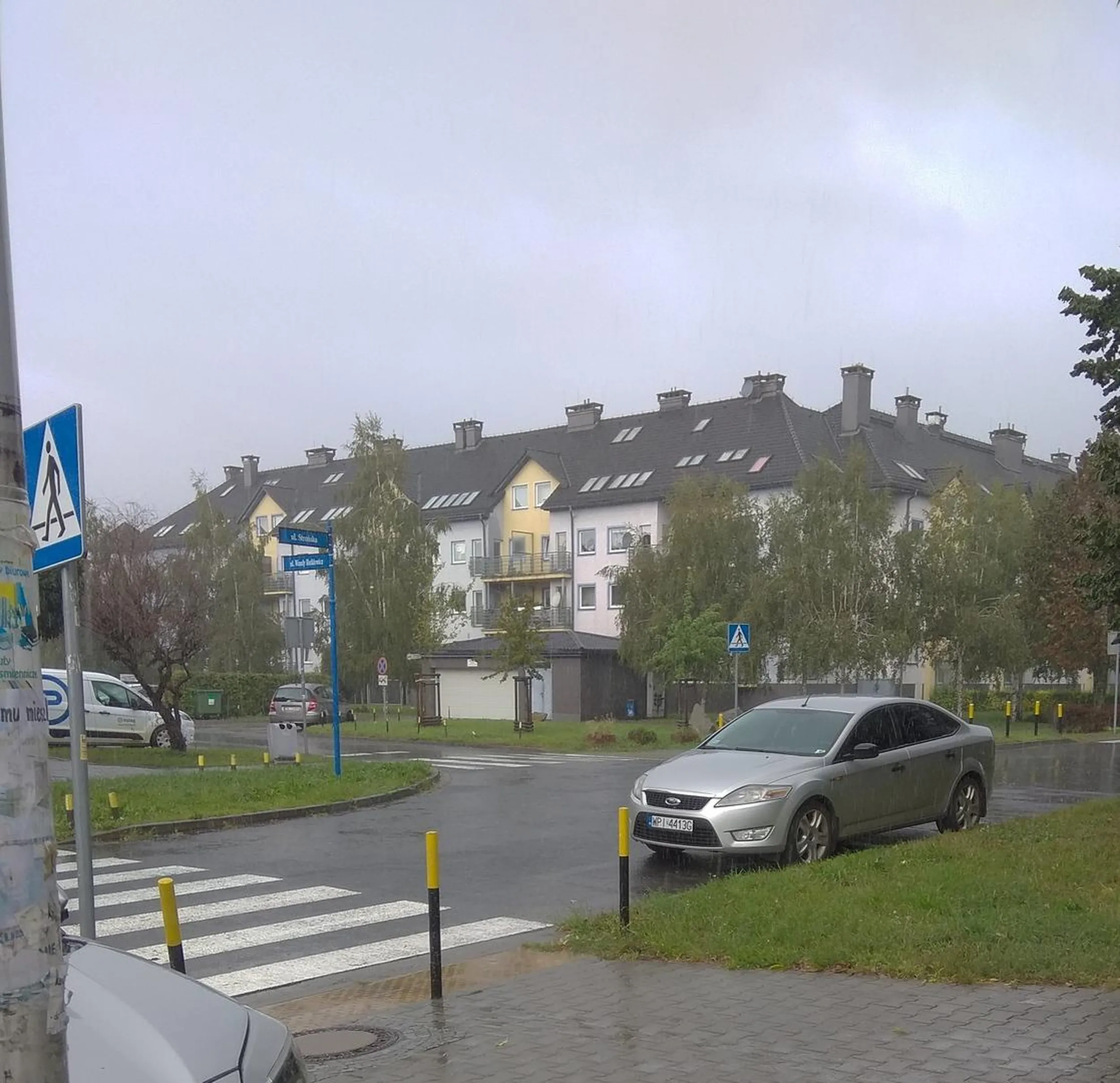 art. 49 ust. 1 pkt 2 Zatrzymywanie pojazdu: 2) na przejściu dla pieszych lub na przejeździe dla rowerzystów oraz w odległości mniejszej niż 10 m przed tym przejściem lub przejazdem, a na drodze dwukierunkowej o dwóch pasach ruchu – także za nimi.