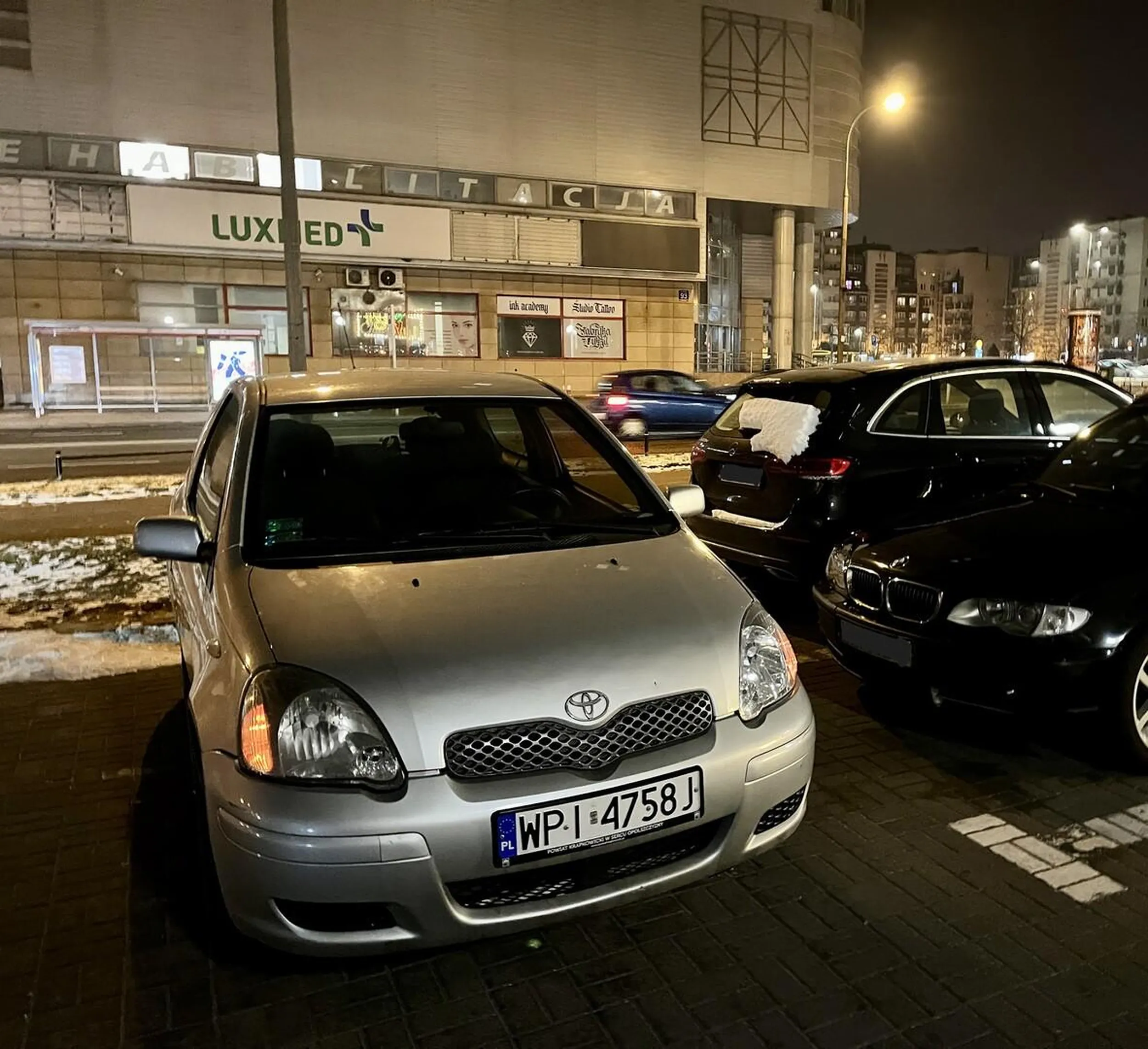 Zaparkował w poprzek, przed prawidłowo zaparkowanymi samochodami, całkowicie je blokując. Wróciłem do samochodu, i przez tego chama nie mogłem wyjechać przez dość długi czas, a spieszyło mi się... Gratuluję idiotyzmu i chamstwa!