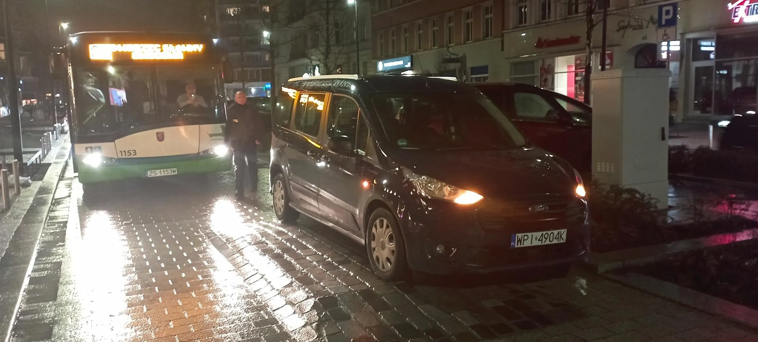 Facet zostawił auto na środku drogi na chwilę na awaryjnych. Zablokował drogę na 20 minut autobusowi i każdemu po drodze. Straż miejska była na miejscu i nie mogli go znaleźć póki sam nie przyszedł. Oczywiście standardowe ja tylko na chwilę o co tyle krzyku