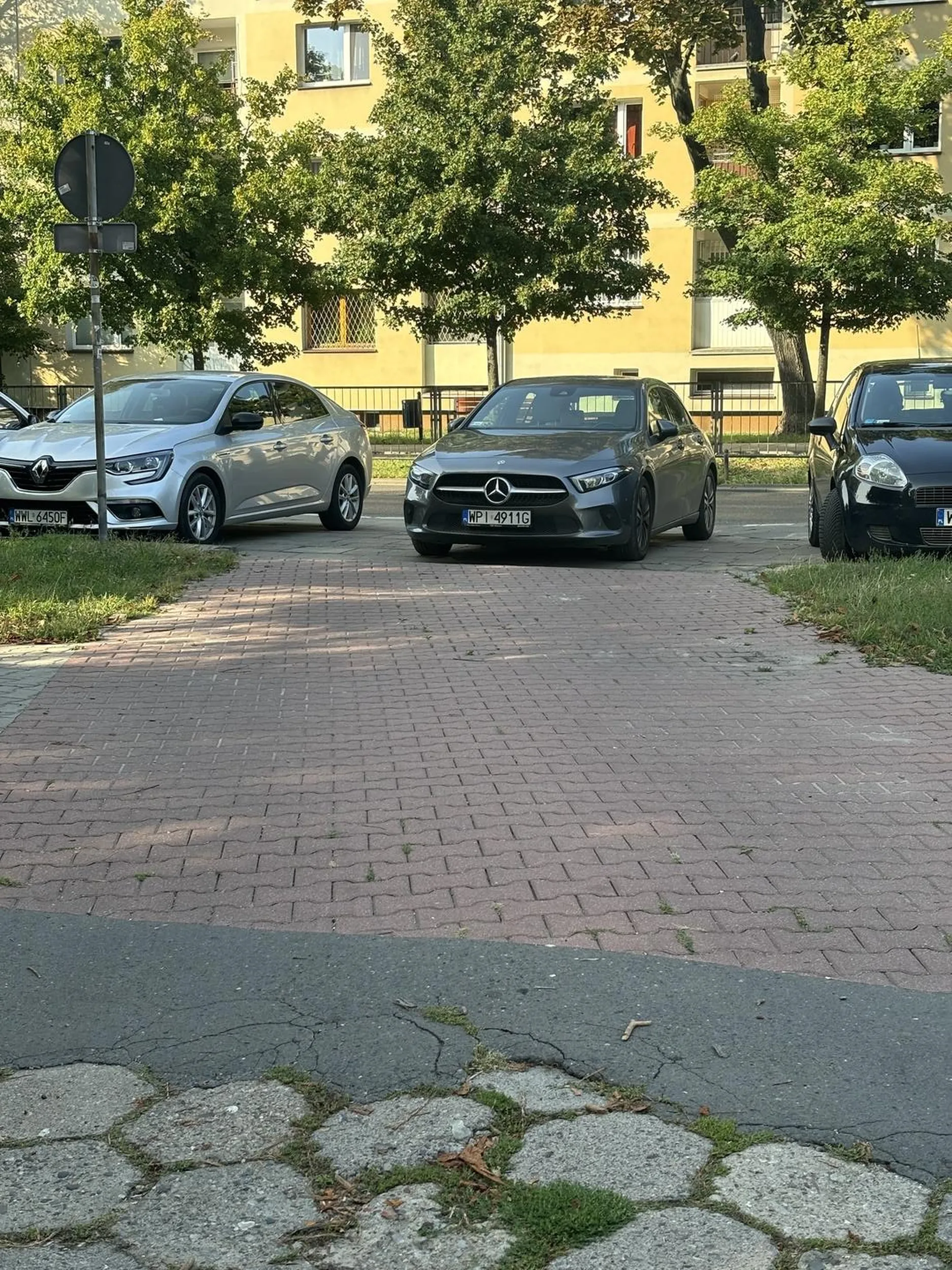 Zablokowałeś drogę pożarową ćwoku. Ani karetka ani straż pożarna by nie wjechała przez ciebie