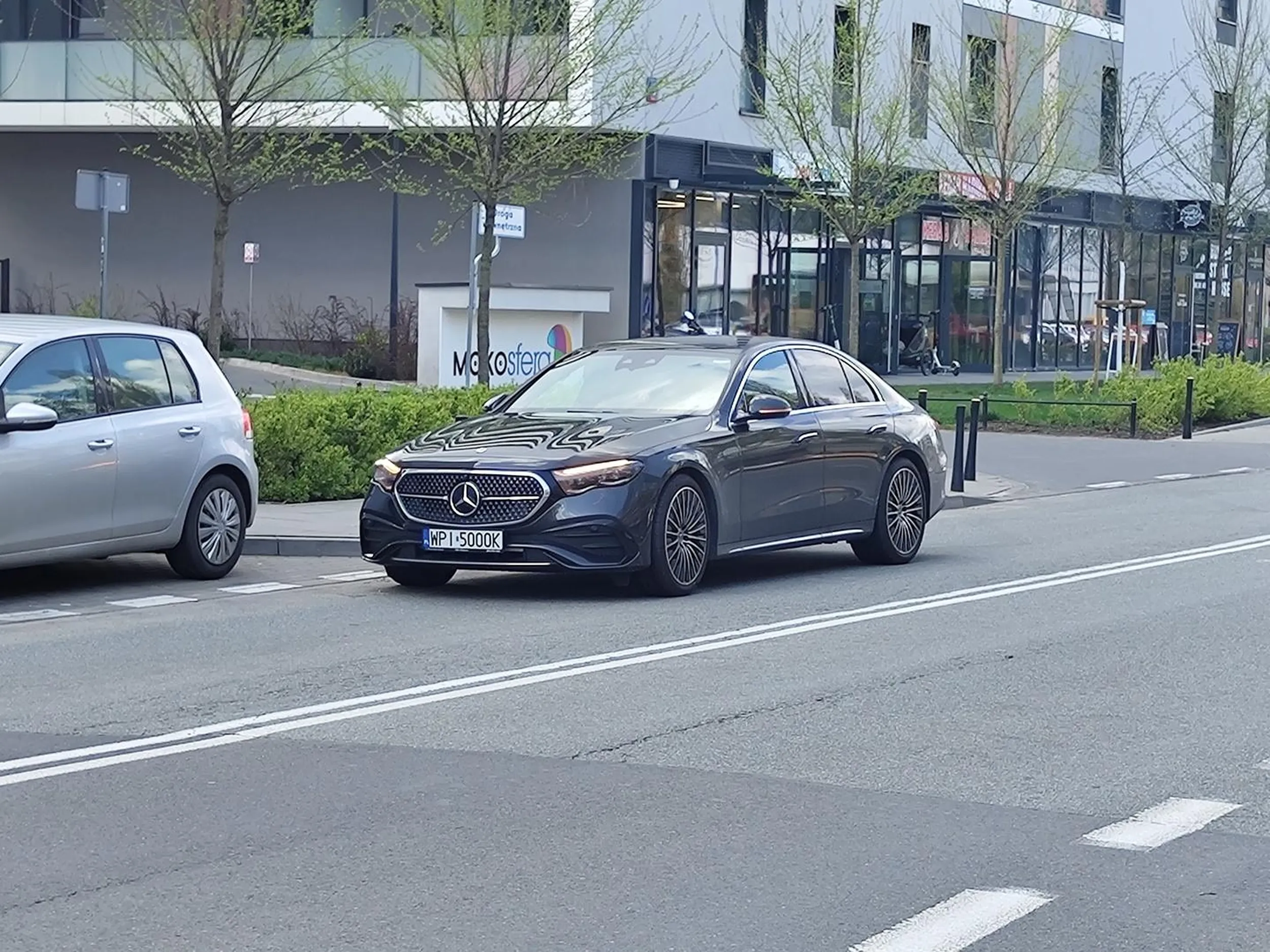 Parkuje na środku jezdni, bo idzie sobie od sklepu. Typowy człowiek nie przystosowany do życia między Ludźmi