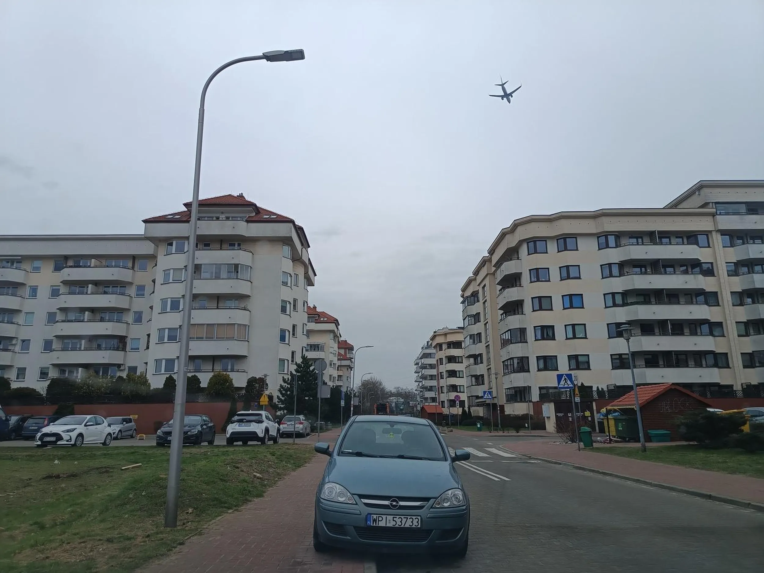 Złom stoi na chodniku na ulicy gdzie jest zakaz zatrzymywania się i postoju