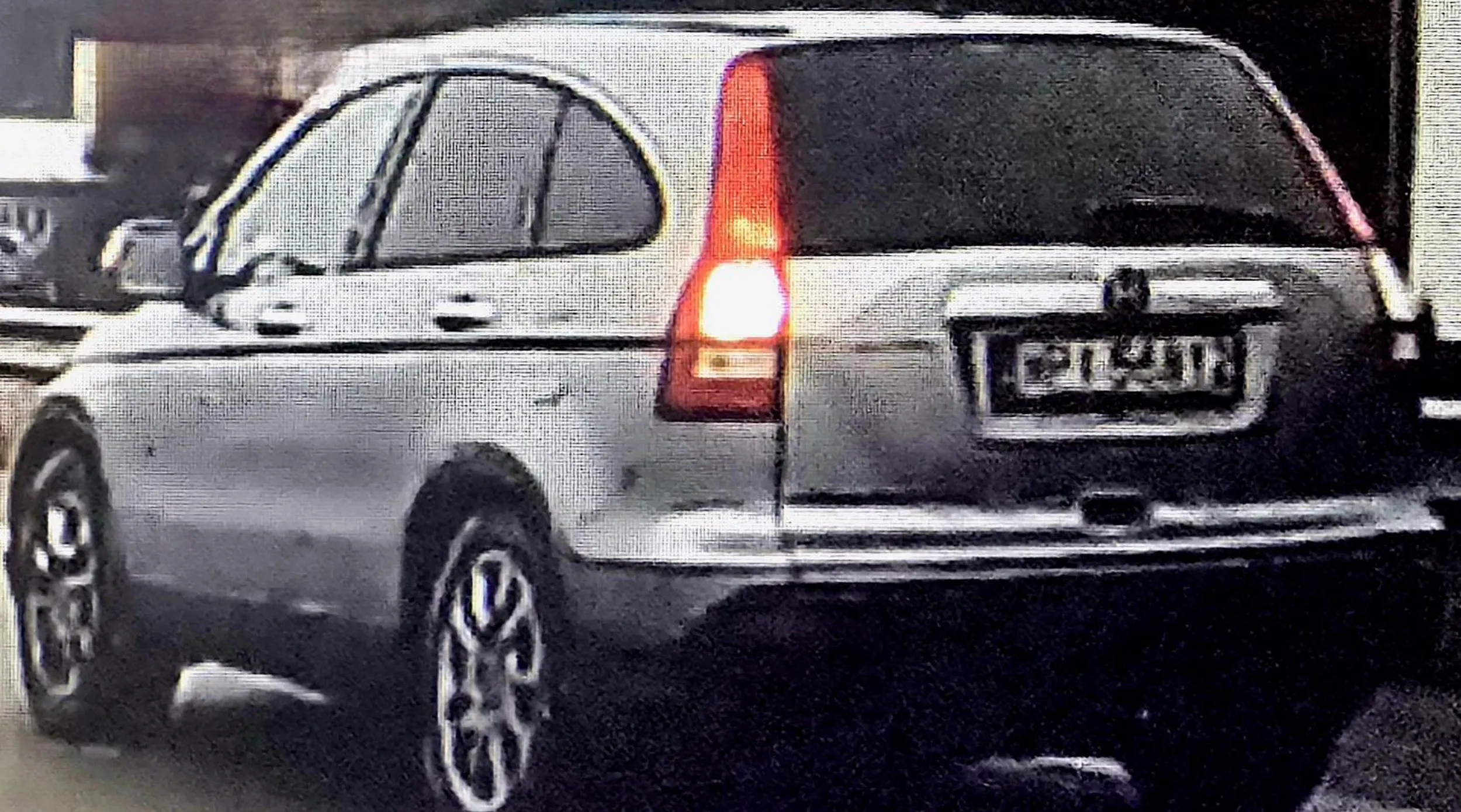 Weekendowy kierowca nie majacy pojęcia o zasadach ruchu. Włącza się do ruchu nie mając o tym pojęcia. Gość nie wie co się dzieje na drodze i jakie przepisy obowiązują...tacy ludzie powinni siedzieć w domu a nie wyjeżdżać raz na rok na ulicę i stwarzać zagrożenie.