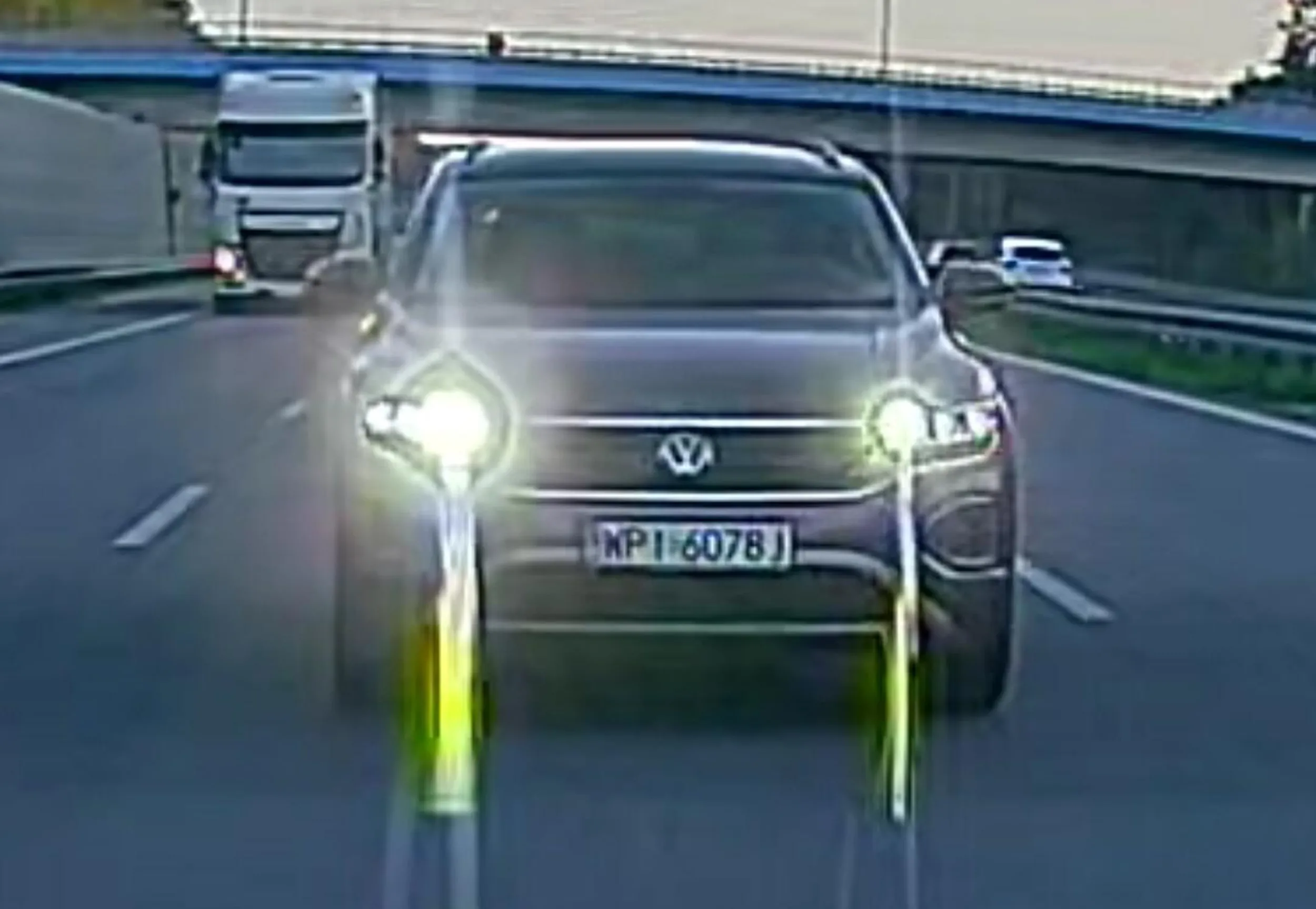 Uwaga szeryf! Lubi poganiać długimi i gestykulować na autostradach.