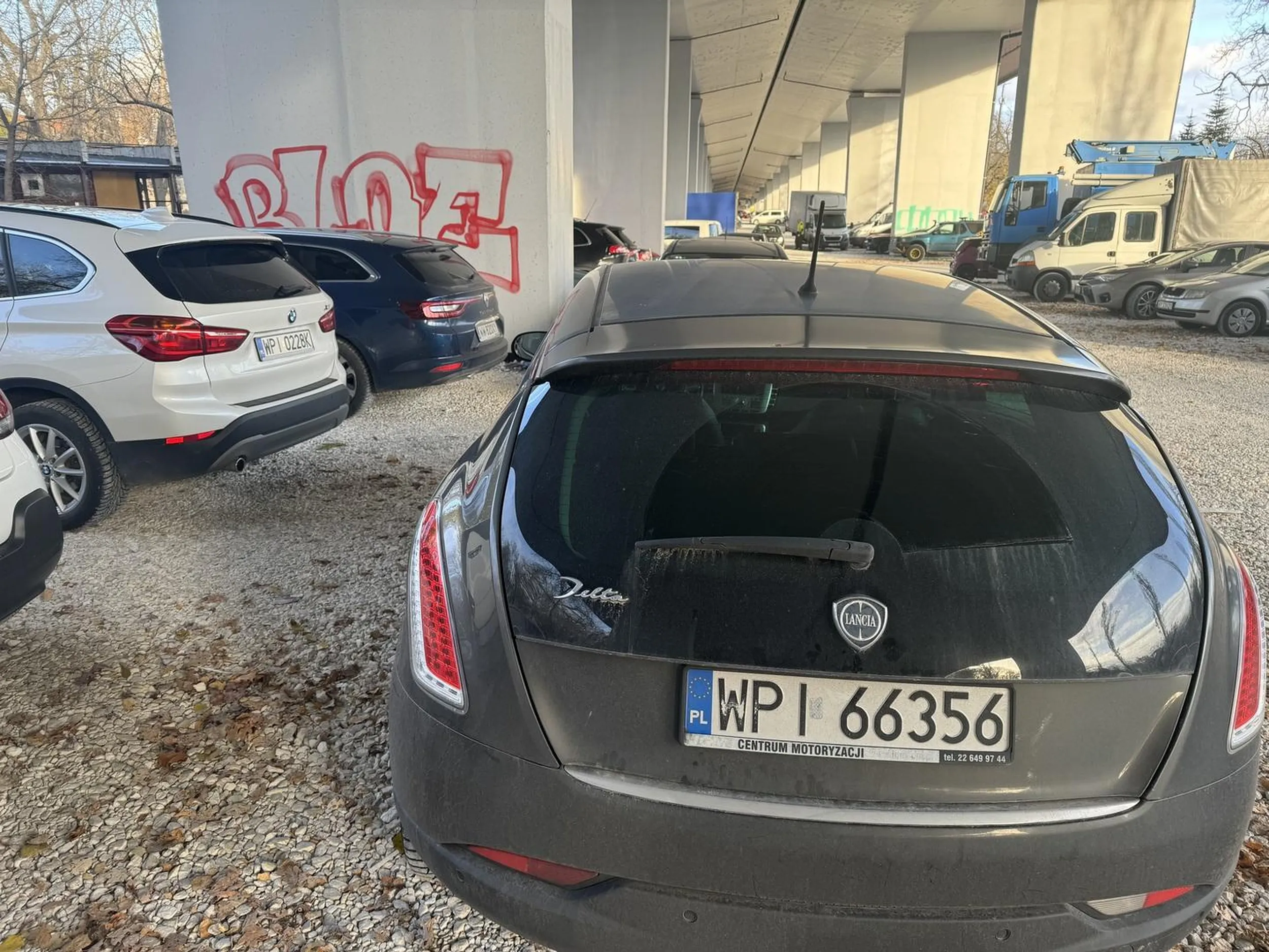 Samochód zastawia inne na parkingu uniemożliwiając wyjazd