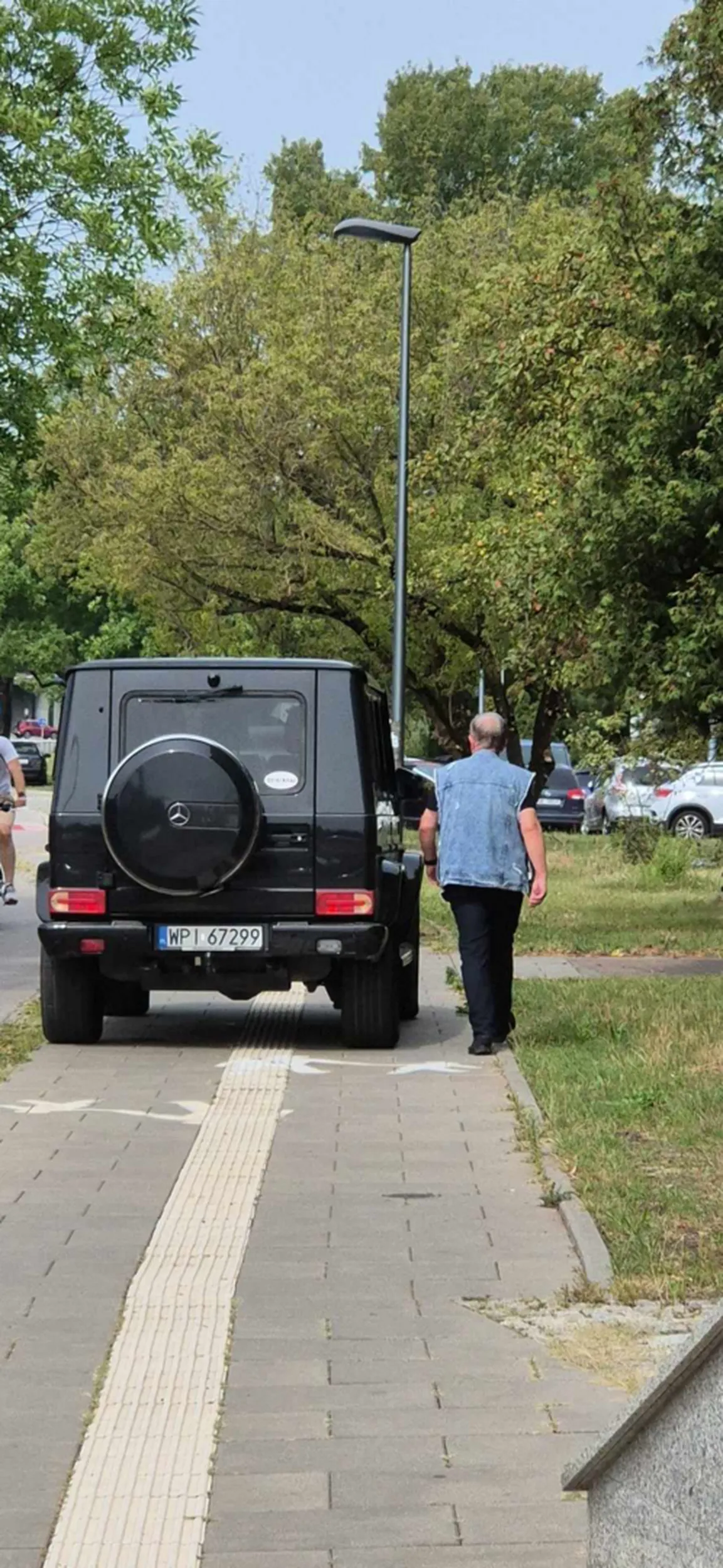 Zablokowany cały chodnik przez g klasę bo się komuś do kościoła spieszyło i postanowił zaparkować pod samym wejsciem. Patologia