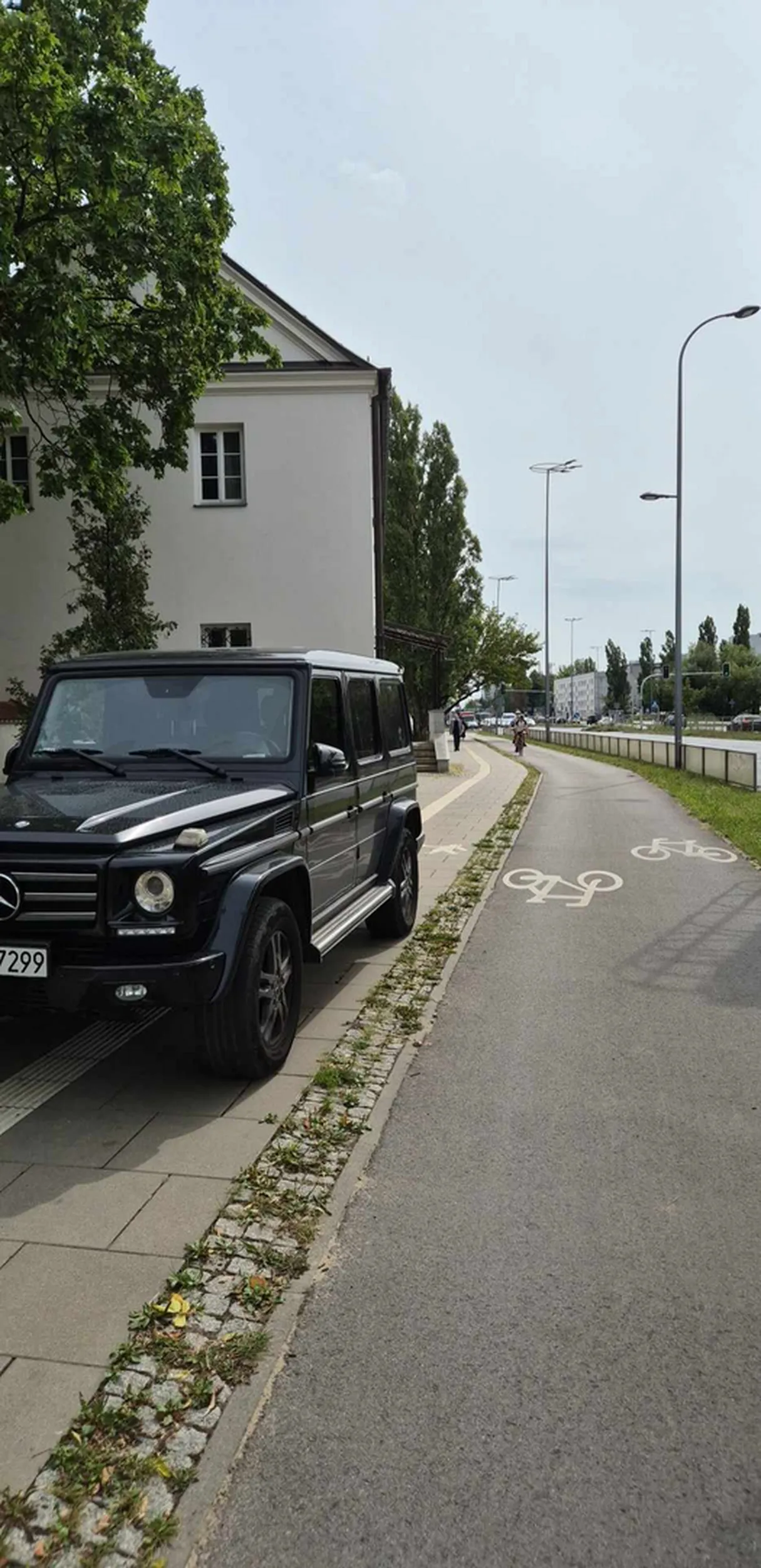 Zablokowany cały chodnik przez g klasę bo się komuś do kościoła spieszyło i postanowił zaparkować pod samym wejsciem. Patologia