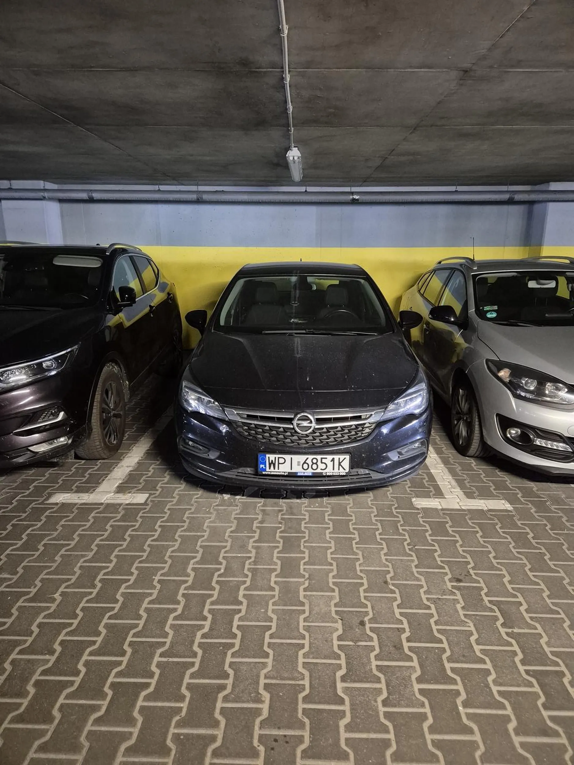 Radzę nie stawać obok, bo głupia baba nie patrzy przy otwieraniu drzwi i wali nimi w samochody obok